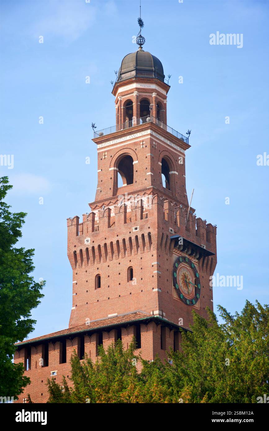 La Torre del Filarete. Castello Sforzesco. Château Sforza, Milan, Italie. En 1452 Francesco Sforza engage le sculpteur et architecte Filarete pour concevoir et décorer la tour centrale, qui est encore connue sous le nom de Torre del Filarete Banque D'Images La Torre del Filarete. Castello Sforzesco. Château Sforza, Milan, Italie. En 1452 Francesco Sforza engage le sculpteur et architecte Filarete pour concevoir et décorer la tour centrale, qui est encore connue sous le nom de Torre del Filarete Banque D'Images