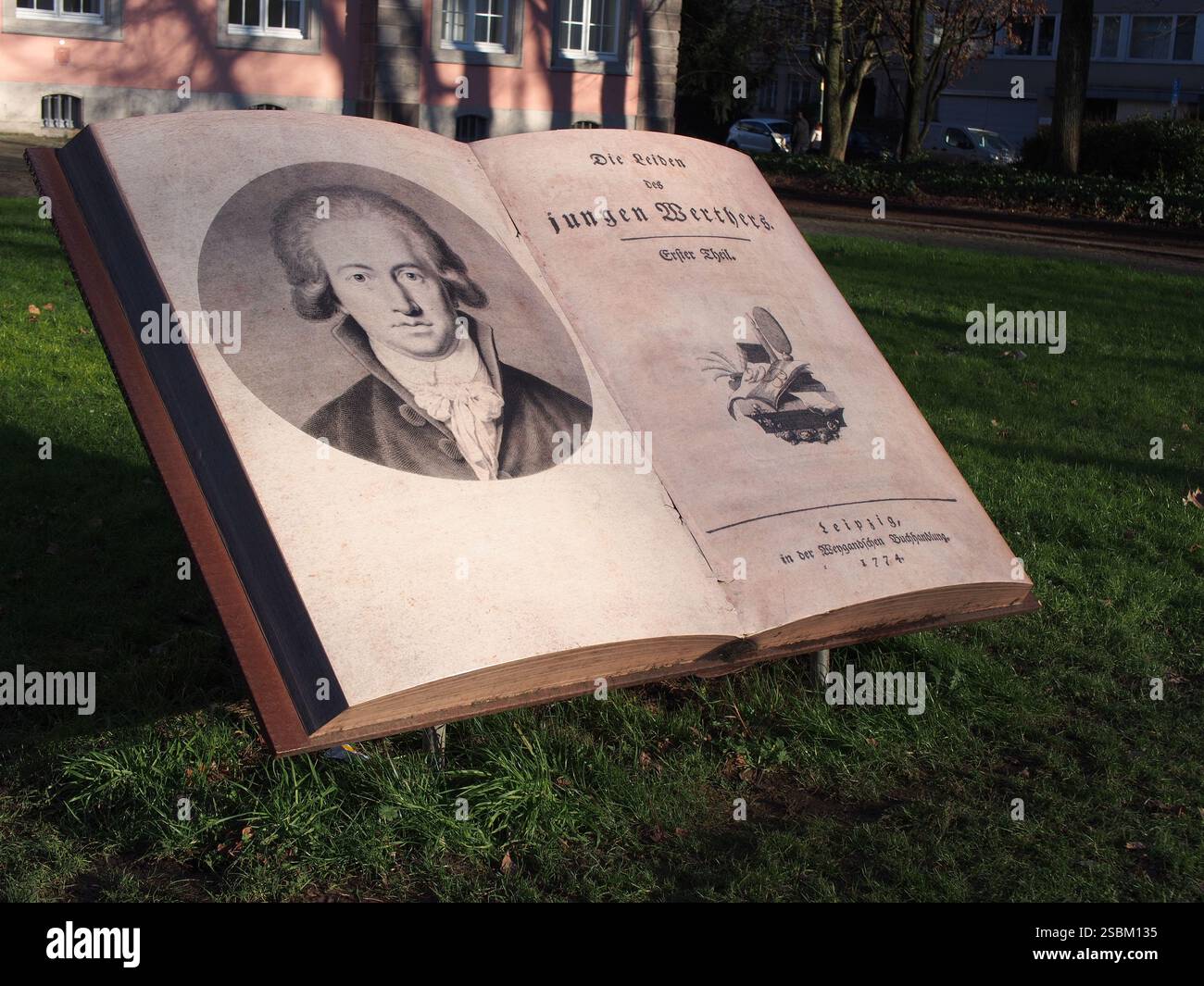 Grande maquette des douleurs du jeune Werther (Die Leiden des Jungen Werthers) de Johann Wolfgang von Goethe devant le musée Goethe, Düsseldorf Banque D'Images