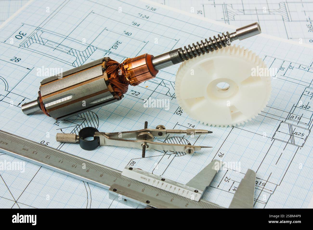 composants électriques et outils de mesure de papeterie contre les dessins Banque D'Images