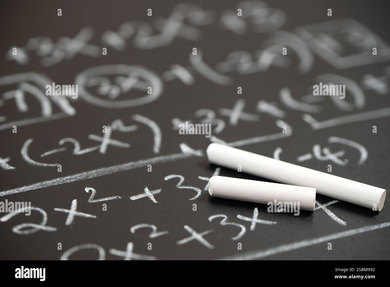 Opérations mathématiques et algèbre formule mathématique écrite à la craie sur le tableau noir Banque D'Images