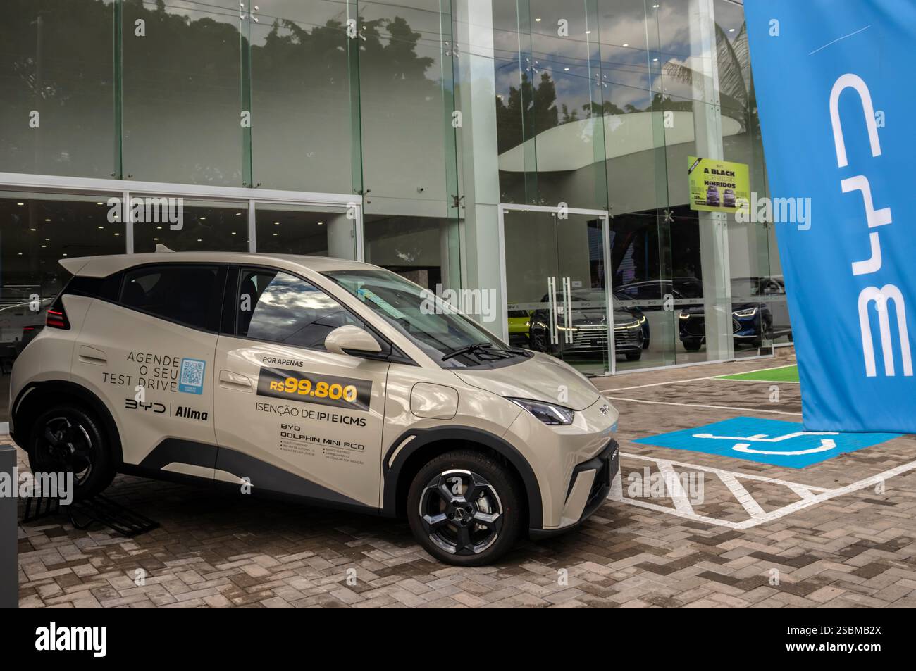 Marilia, SP, Brésil, 11 décembre 2024. Façade de la concession automobile du BYD chinois, Building Your Dreams, qui vend des voitures électriques et hybrides, je Banque D'Images