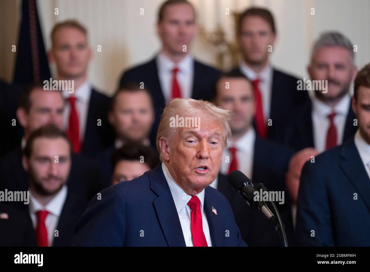 Le président des États-Unis Donald J Trump accueille la Coupe Stanley de la Ligue nationale de hockey remportant les Panthers de Floride à la Maison Blanche à Washington, DC, le 3 février 2025. Crédit : Chris Kleponis/Pool via CNP/MediaPunch Banque D'Images