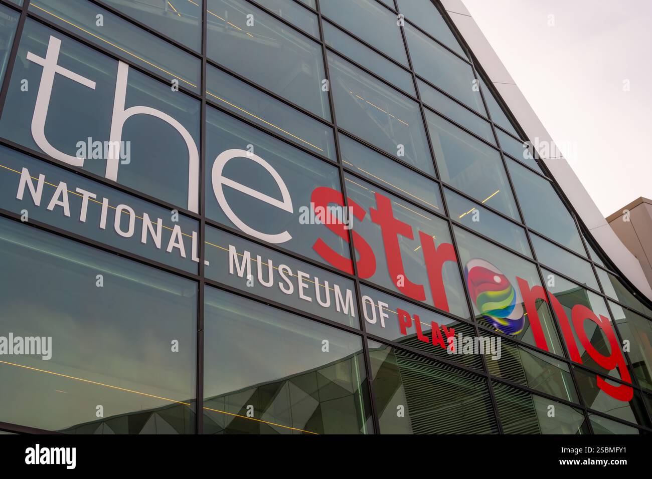 Rochester, New York, États-Unis - 6,2024 : entrée extérieure et panneau pour le Strong National Museum of Play Banque D'Images