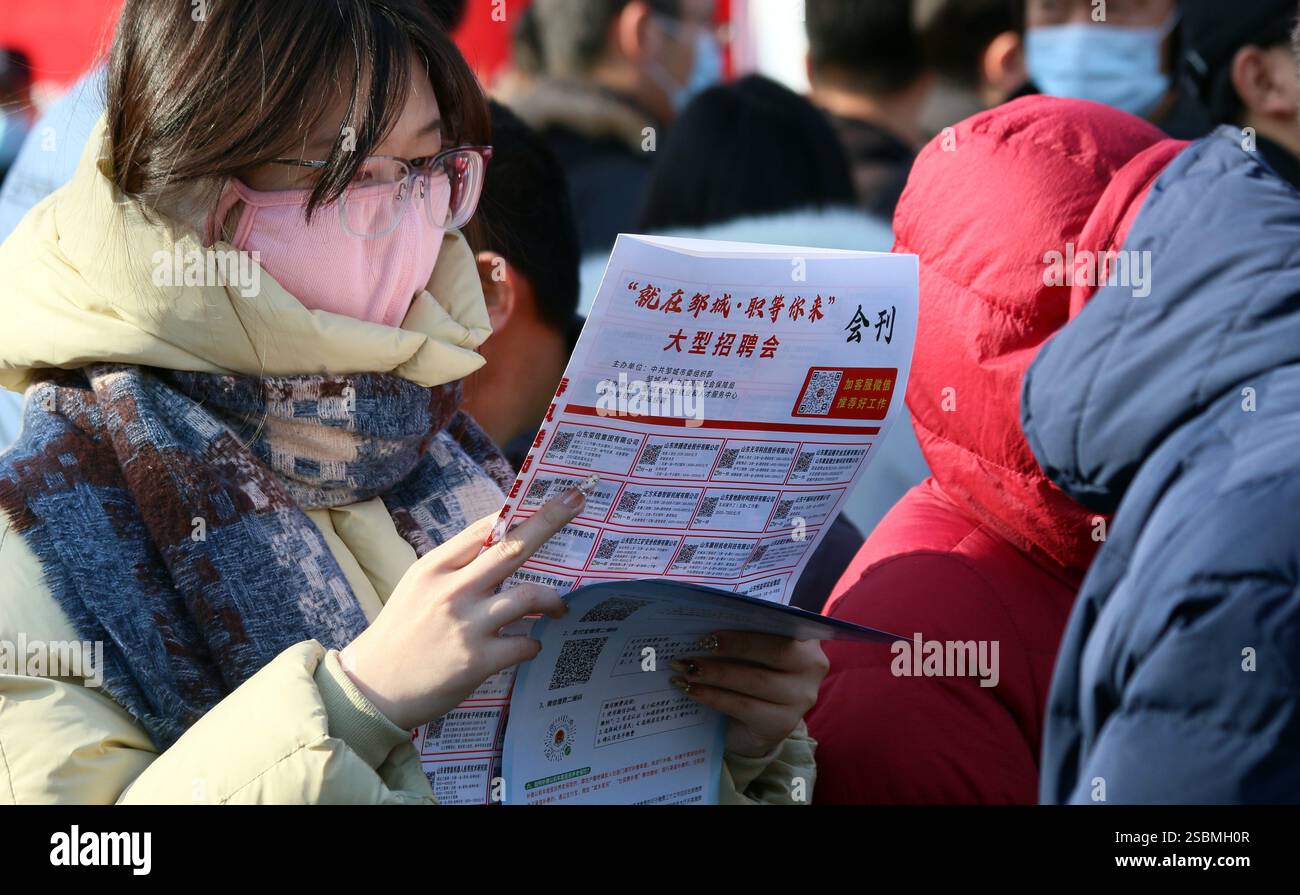 Les demandeurs d'emploi en apprennent plus sur les offres d'emploi lors d'un grand salon de l'emploi 2025 à Jining, dans la province du Shandong de l'est de la Chine, le 4 février 2025. Banque D'Images