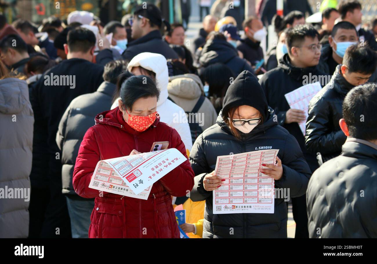 Les demandeurs d'emploi en apprennent plus sur les offres d'emploi lors d'un grand salon de l'emploi 2025 à Jining, dans la province du Shandong de l'est de la Chine, le 4 février 2025. Banque D'Images