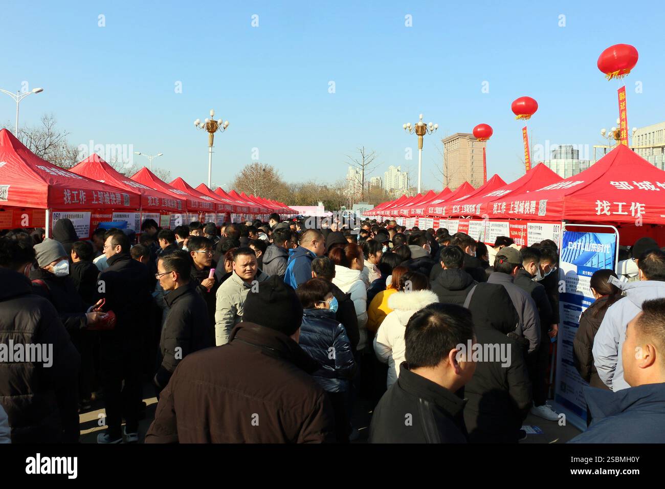 Les demandeurs d'emploi en apprennent plus sur les offres d'emploi lors d'un grand salon de l'emploi 2025 à Jining, dans la province du Shandong de l'est de la Chine, le 4 février 2025. Banque D'Images