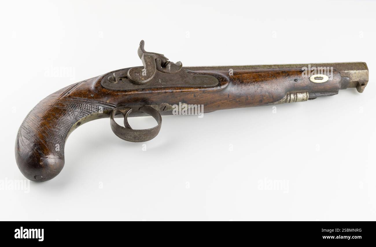 Pistolet Vintage silex isolé sur fond blanc - pistolet antique avec mise au point sélective Banque D'Images