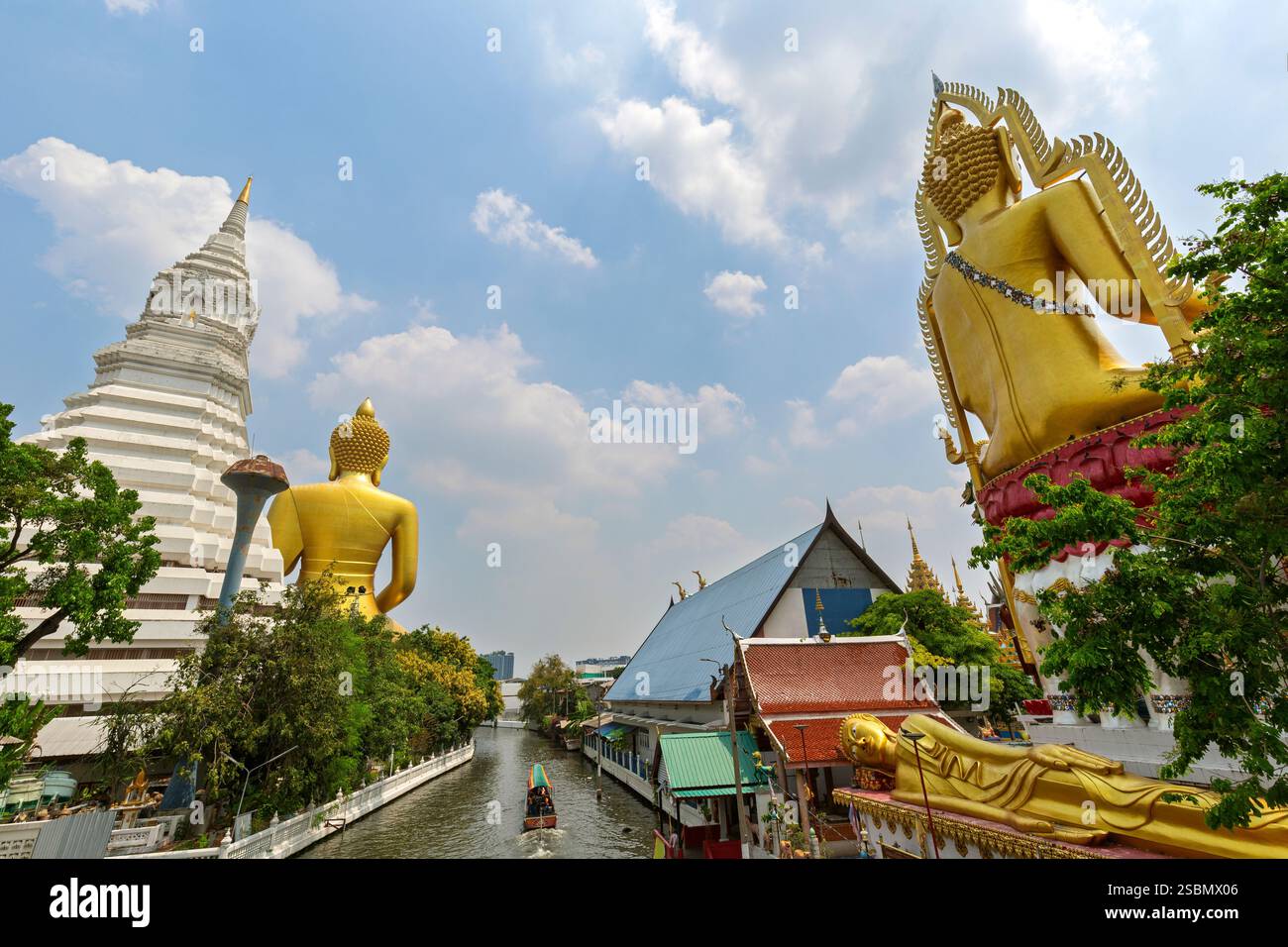 Dos de grandes statues dorées de Bouddha aux temples Wat Paknam (Pak Nam) Phasi Charoen et Wat Khun Chan près d'un canal (khlong) à Bangkok, Thaïlande. Banque D'Images
