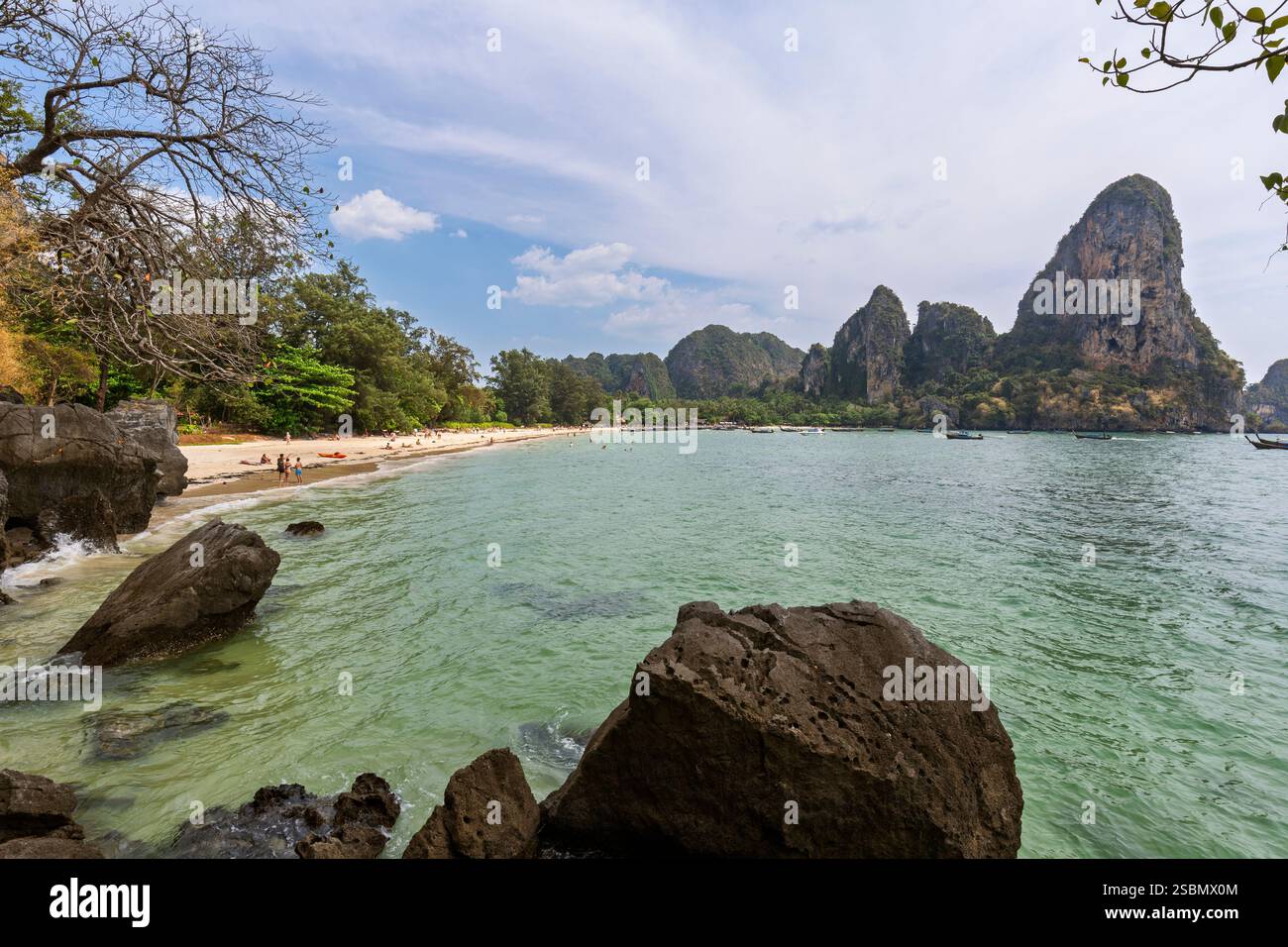 Vue panoramique sur la belle et populaire plage de Railay West et les hautes falaises de calcaire à Railay, Krabi, Thaïlande, par une journée ensoleillée. Banque D'Images