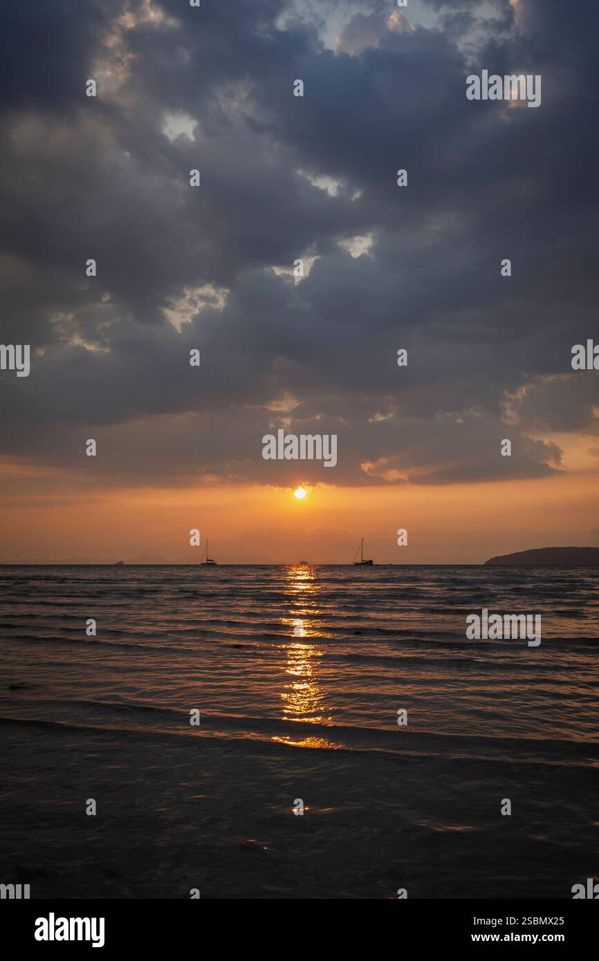 Beau paysage de la mer d'Andaman et ciel nuageux pendant le coucher du soleil à la plage de Railay West à Railay, Krabi, Thaïlande. Banque D'Images