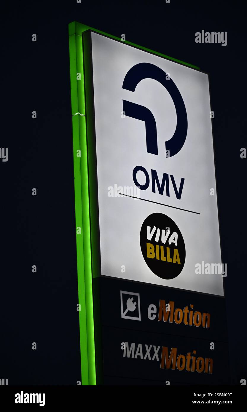 Le logo OMV dans une station-service, photographié le jeudi 30 janvier 2025 à Vienne, Autriche. OMV AG annoncera ses résultats annuels aujourd’hui, mardi 3 février 2025, lors d’une conférence de presse. - 20250130 PD22644 crédit : APA-PictureDesk/Alamy Live News Banque D'Images