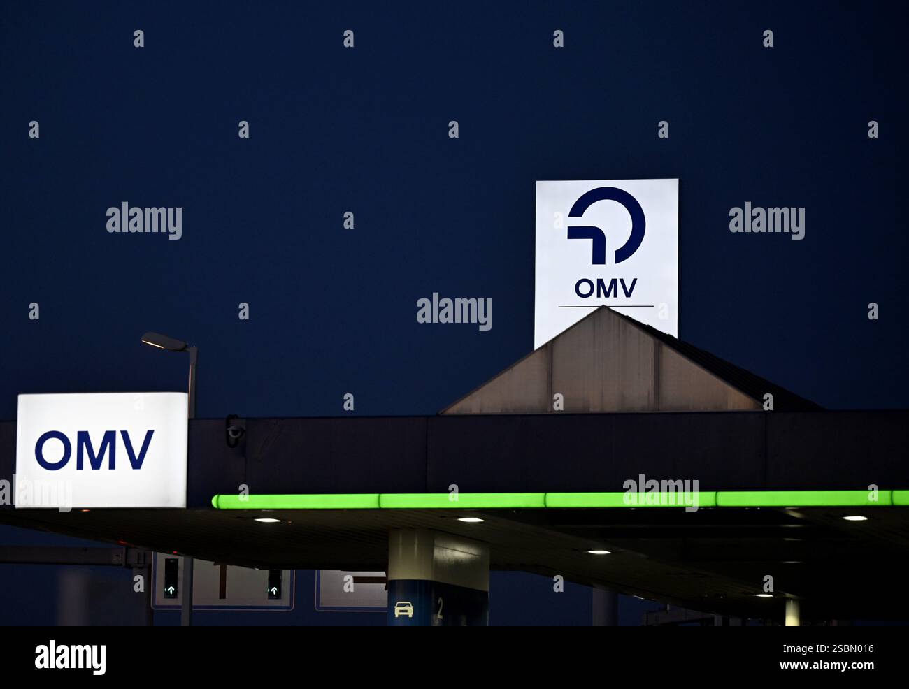 Le logo OMV dans une station-service, photographié le jeudi 30 janvier 2025 à Vienne, Autriche. OMV AG annoncera ses résultats annuels aujourd’hui, mardi 3 février 2025, lors d’une conférence de presse. - 20250130 PD22640 crédit : APA-PictureDesk/Alamy Live News Banque D'Images
