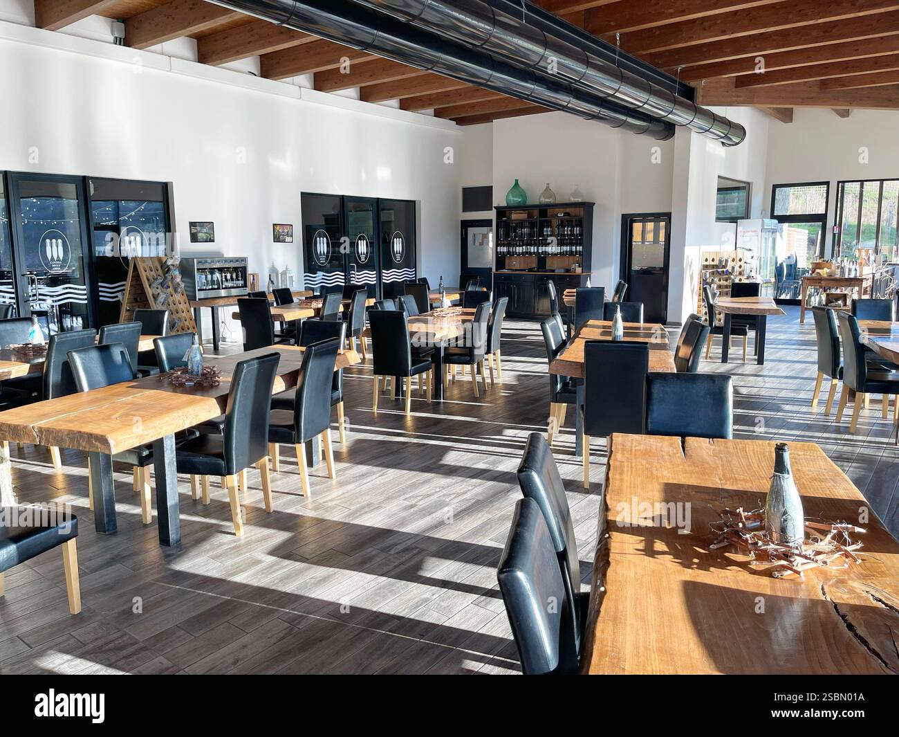 Restaurant, salle de dégustation avec mobilier en bois d'olivier naturel. Mobilier et intérieur. Agriculture et vinification de Ligurie, Italie. Banque D'Images