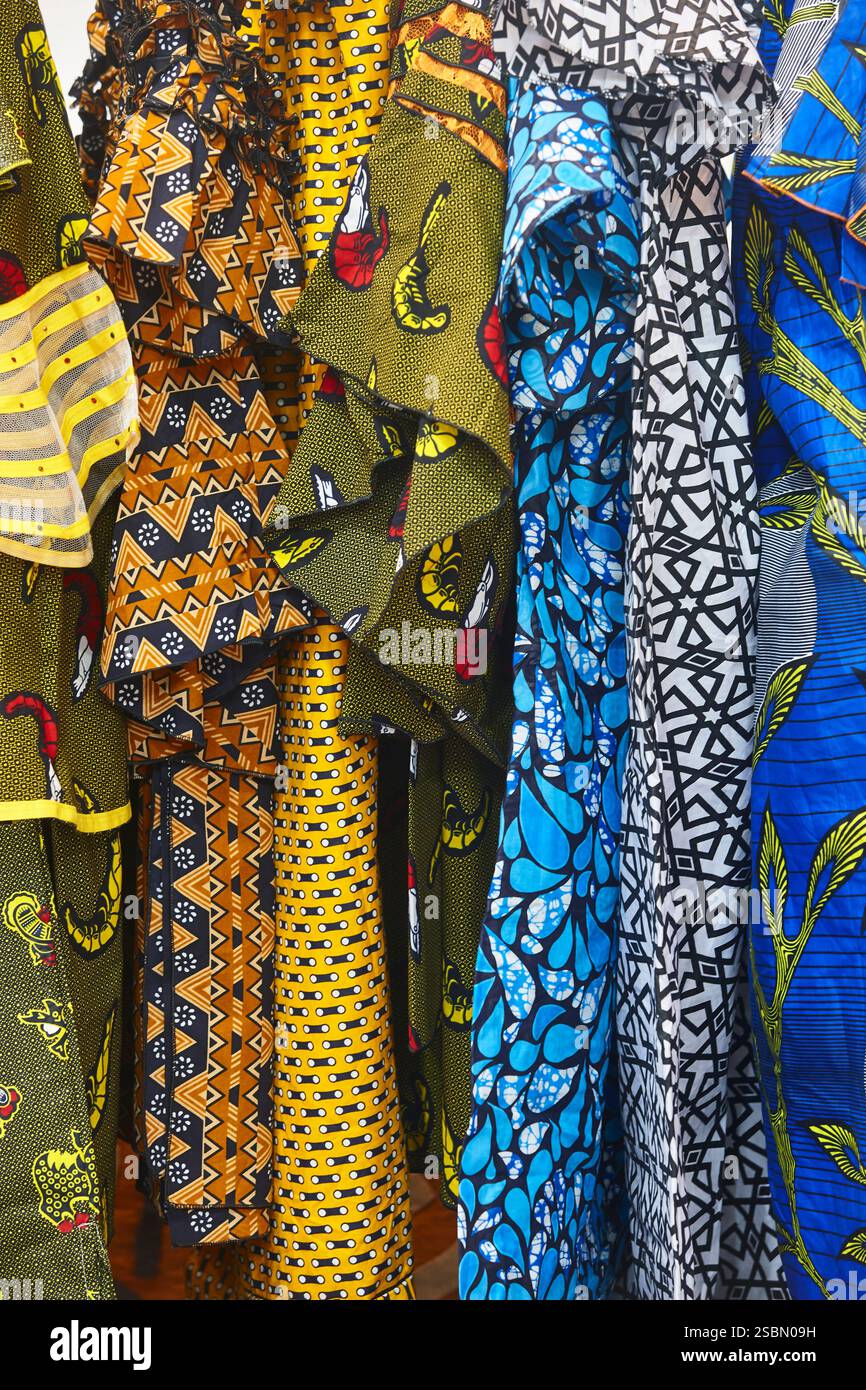 Détail des robes féminines africaines. Tissu coloré à motif ethnique. Congo. Afrique Banque D'Images Détail des robes féminines africaines. Tissu coloré à motif ethnique. Congo. Afrique Banque D'Images