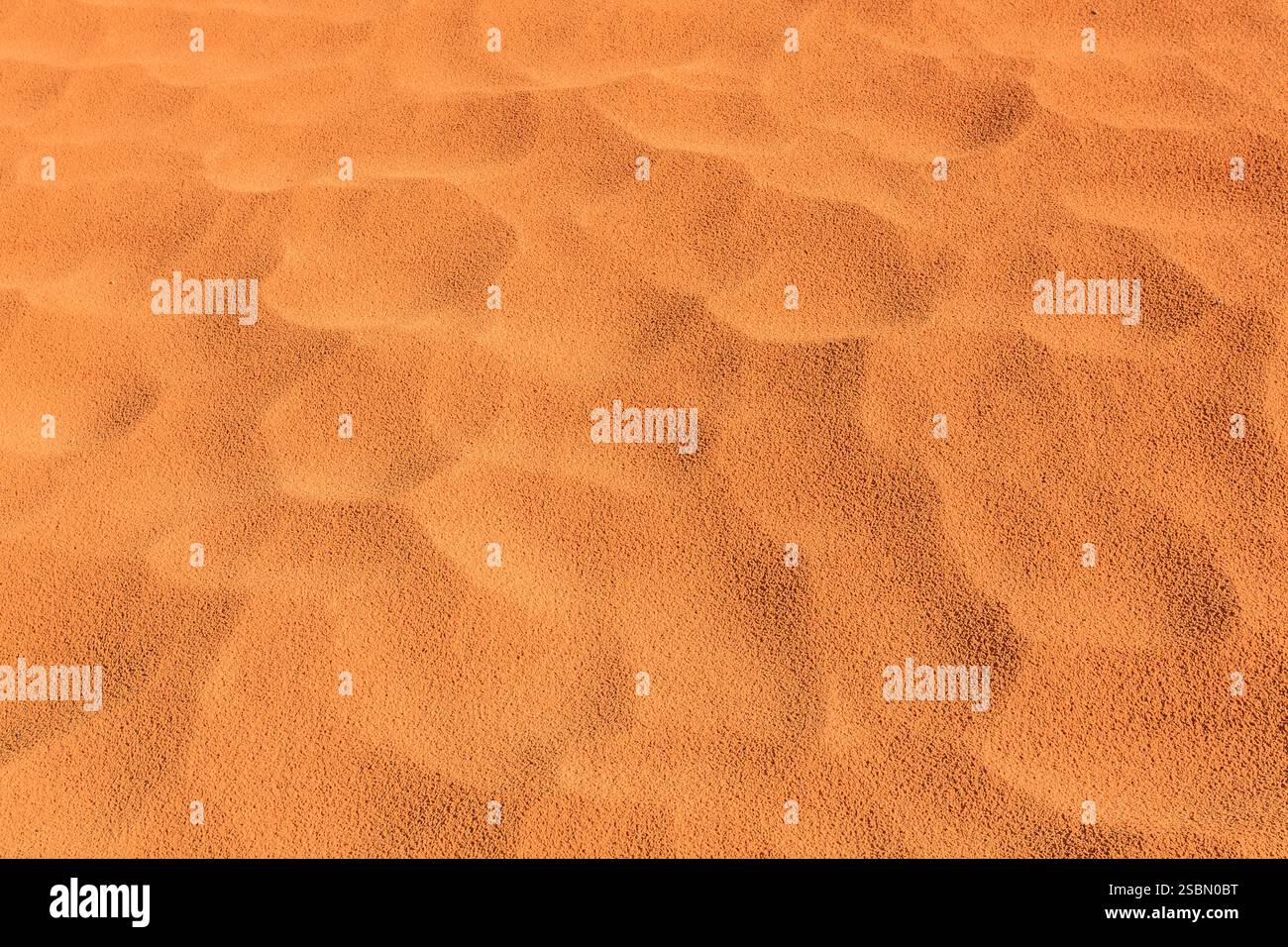 Plage de sable avec beaucoup de sable. Le sable est de couleur orange. Le sable est très fin et est réparti sur la plage Banque D'Images