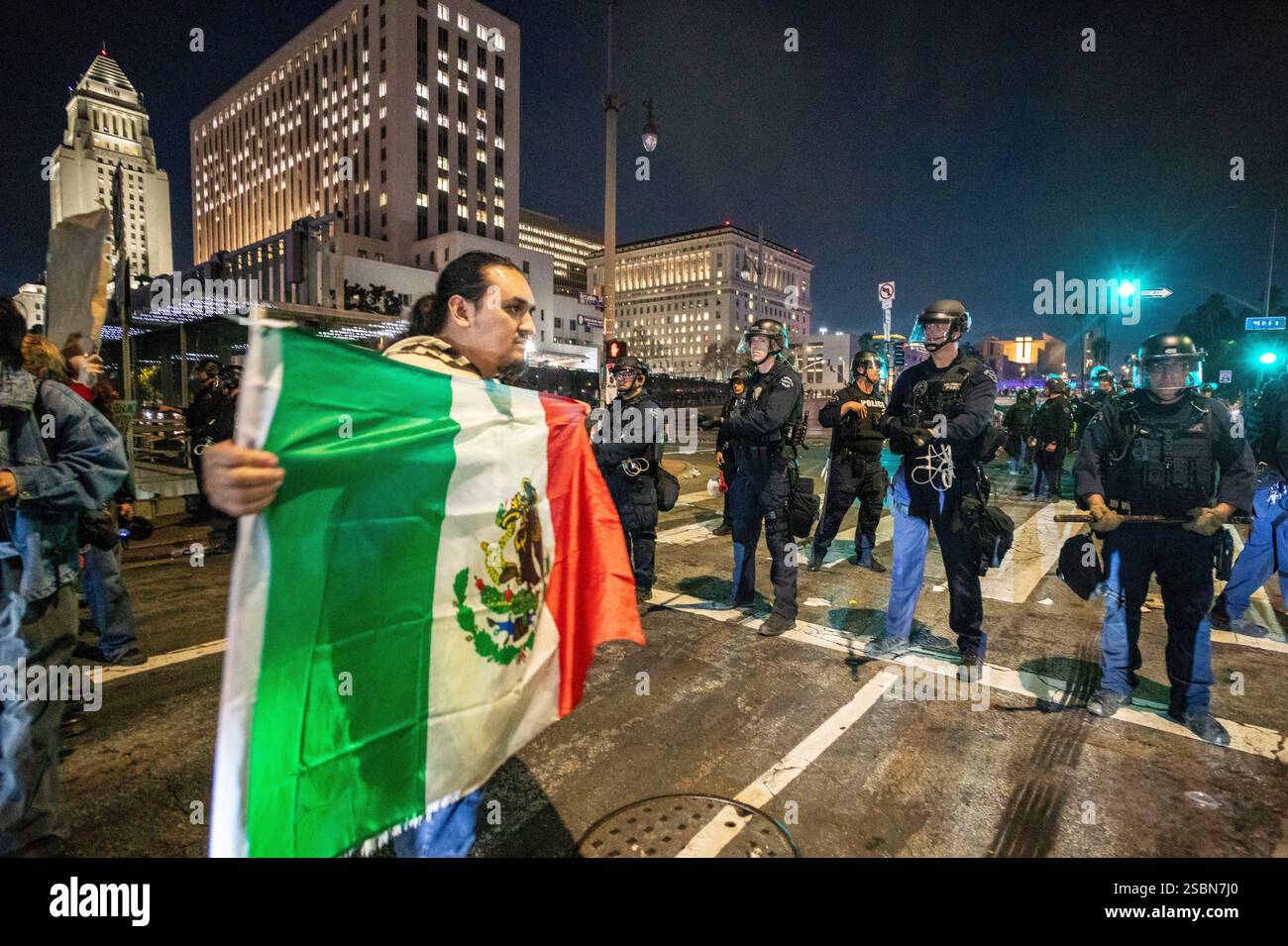 Los Angeles, États-Unis. 03rd Feb, 2025. Les policiers affrontent les manifestants lors d'un rassemblement de soutien aux immigrants. Crédit : SOPA images Limited/Alamy Live News Banque D'Images