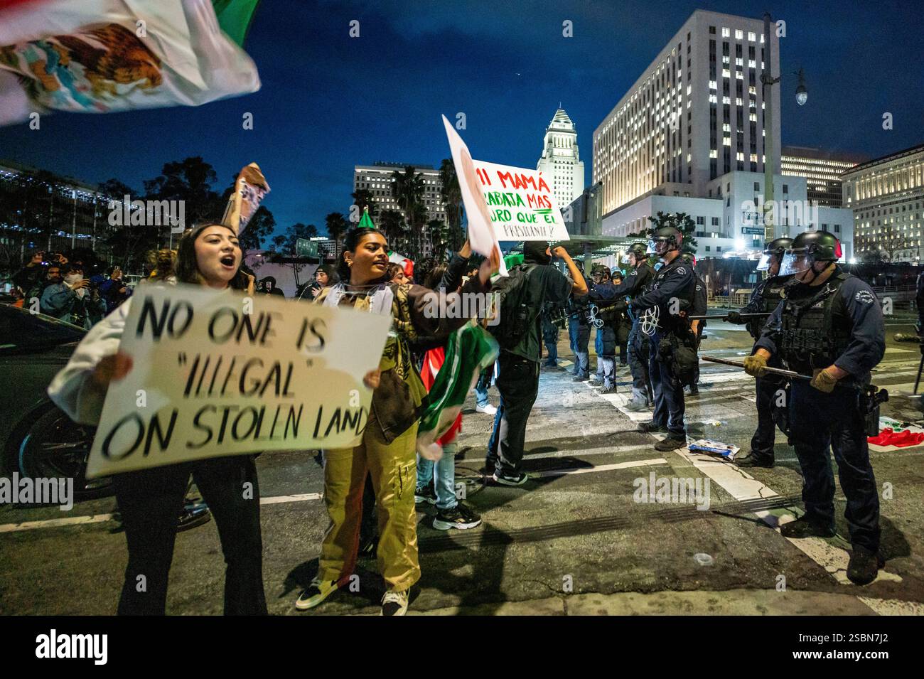 Los Angeles, États-Unis. 03rd Feb, 2025. Les policiers affrontent les manifestants lors d'un rassemblement de soutien aux immigrants. Crédit : SOPA images Limited/Alamy Live News Banque D'Images