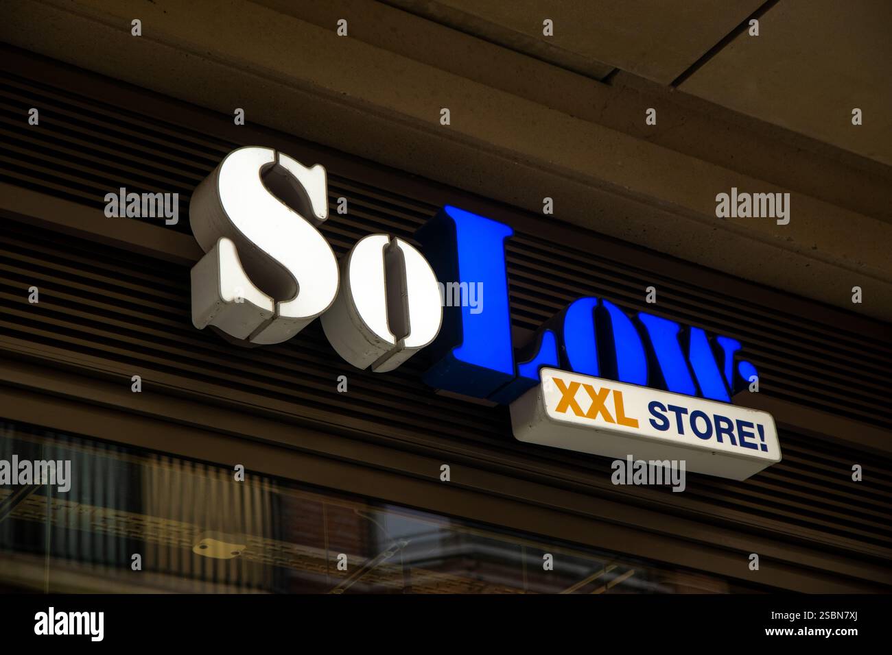 Magasin Solow, panneau avant du magasin. Solow est un détaillant avec un assortiment en fête, passe-temps et artisanat ainsi qu'une large offre dans d'autres articles non alimentaires amusants. Banque D'Images