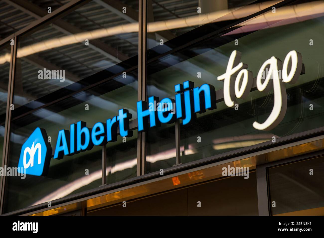 Albert Heijn pour aller supermarché à la gare centrale, un petit magasin pour la nourriture et les boissons sur le pouce, la plus grande chaîne de supermarchés aux pays-Bas Banque D'Images