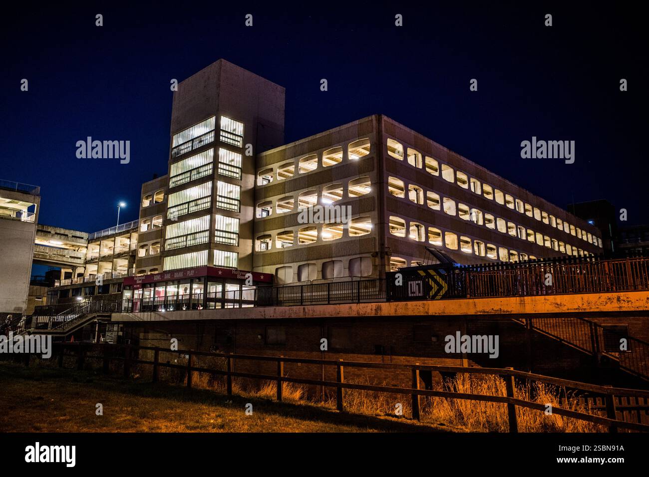 CONSTRUCTION DE PARKING - WORTHING SUSSEX - ANGLETERRE - EXEMPLE D'ARCHITECTURE BRUTALISTE - VUES DE JOUR ET DE NUIT © PHOTOGRAPHIE : F. BEAUMONT Banque D'Images