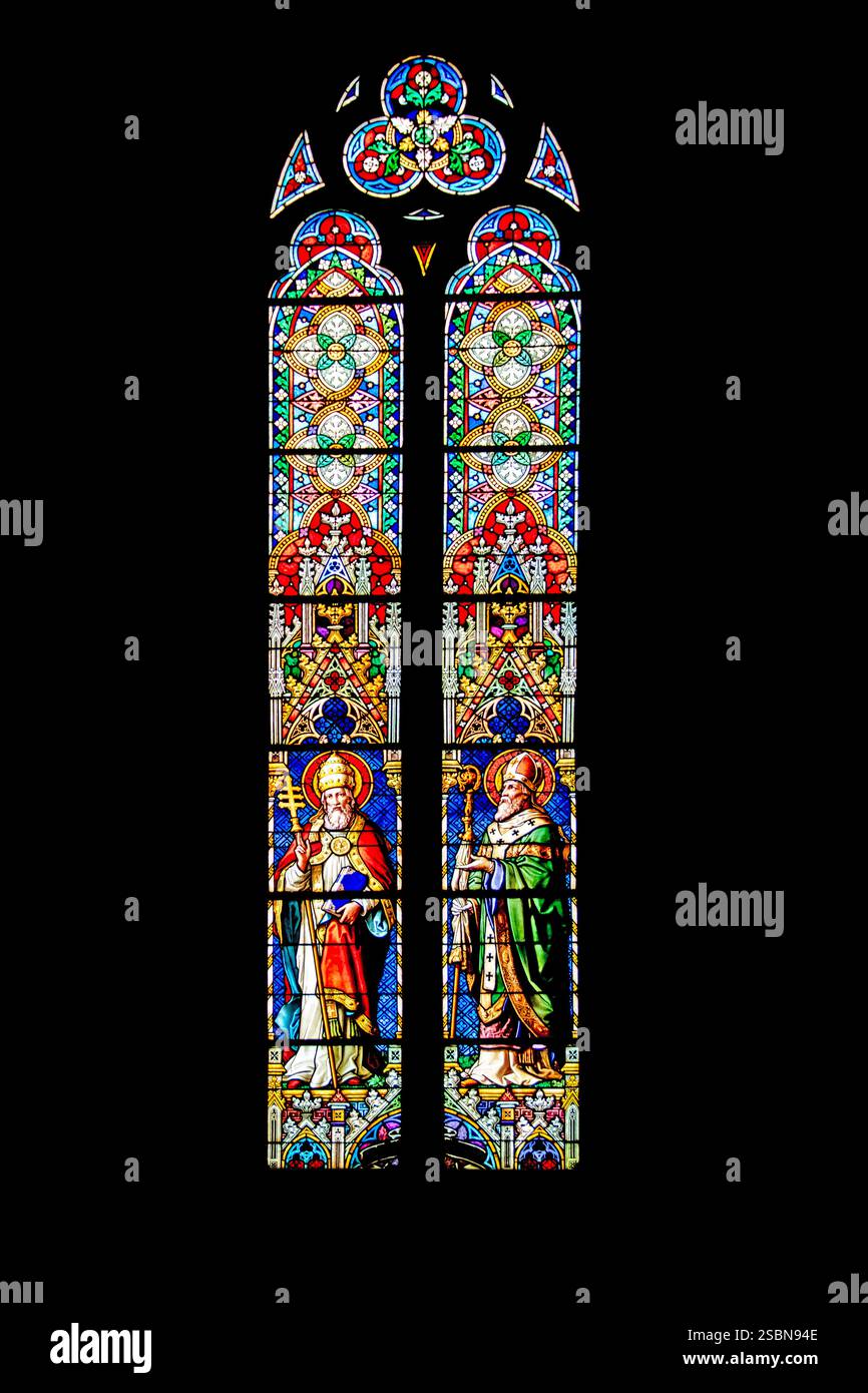 Vitrail de l'église néo-gothique Saint-Pierre et Saint-Paul de Scherwiller, construite en 1878. Banque D'Images