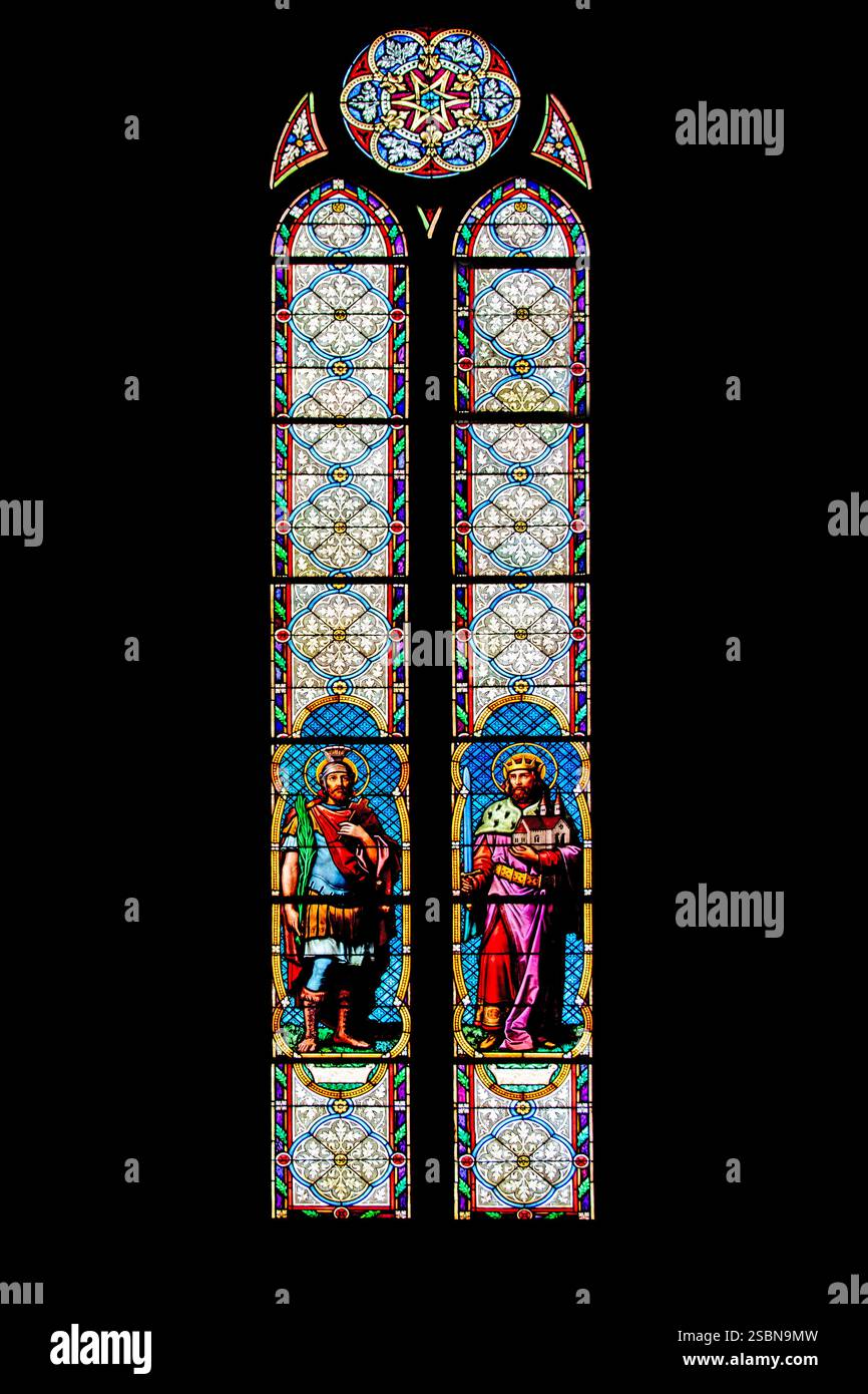 Vitrail de l'église néo-gothique Saint-Pierre et Saint-Paul de Scherwiller, construite en 1878. Banque D'Images
