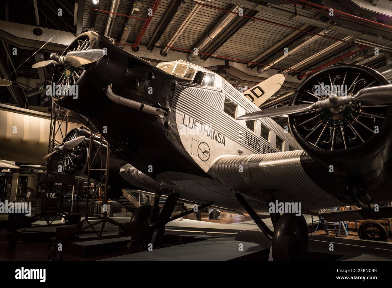 JUNKERS JU 52 IN BERLIN TECHNOLOGY MUSEUM - JU 52 LUFTHANSA AIRWAY - AVION EMBLÉMATIQUE DE LA SECONDE GUERRE MONDIALE © PHOTOGRAPHIE : F. BEAUMONT Banque D'Images