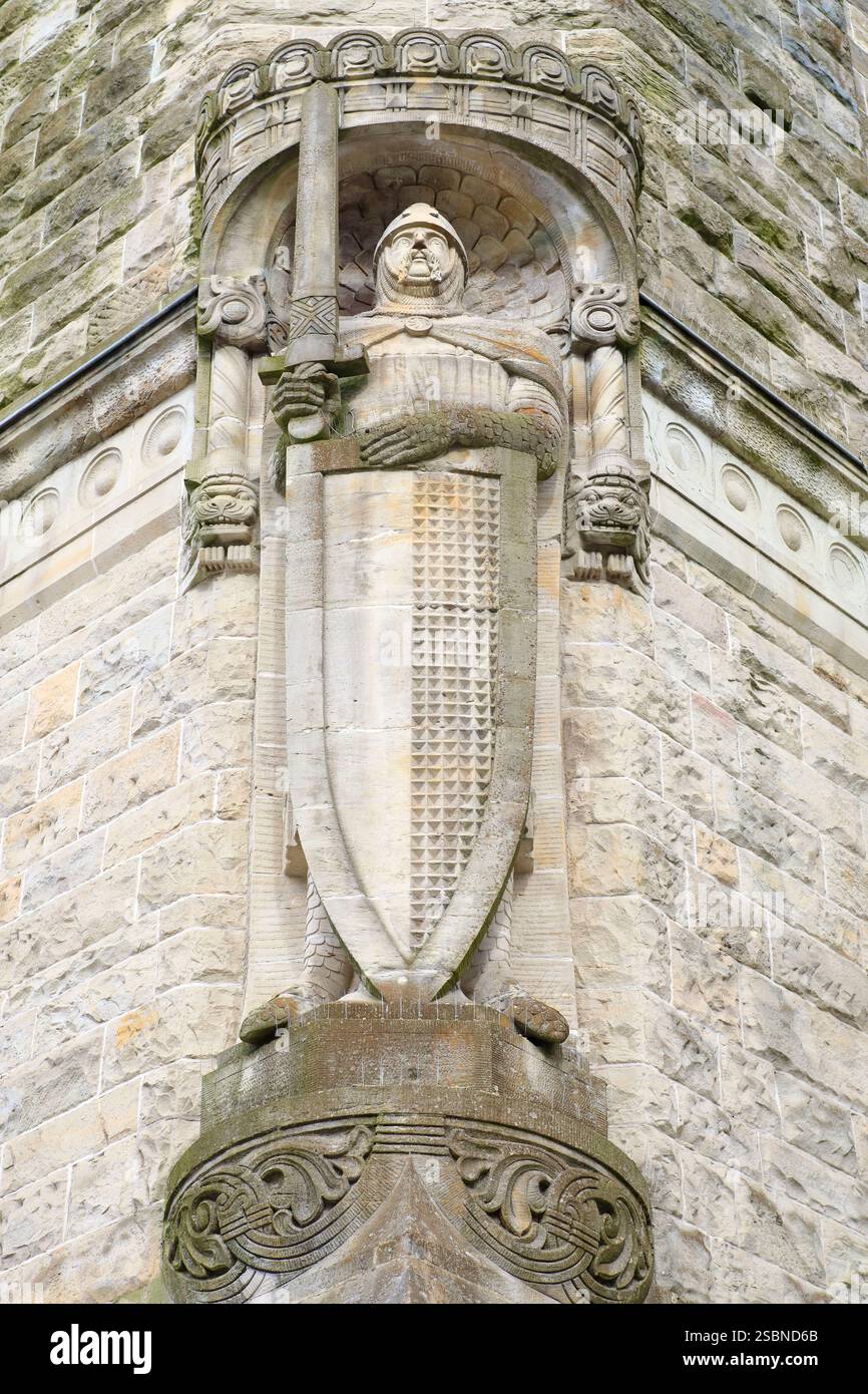France, Moselle, Metz, gare de chemin de fer conçue par l'architecte allemand Jürgen Kröger et inaugurée en 1908, façade du bâtiment avec une statue d'un chevalier teutonique Banque D'Images