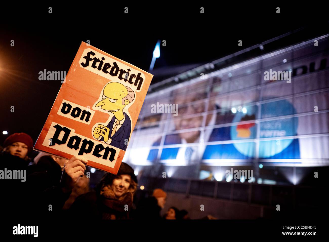 Demo gegen CDU-Zustrombegrenzungsgesetz DEU, Deutschland, Allemagne, Berlin, 30.01.2025 Demonstranten des Buendniss Gemeinsam gegen Rechts mit Schild Friedrich von Papen und Karrikatur Freidrich Merz - in Anspielung auf Franz von Papen ehe. Reichskanzler der am Ende der Weimarer Republik entscheidend dazu beitrug, Adolf Hitler und die NSDAP an die Macht zu bringen - mit einem transparent, auf der CDU Kanzlerkandidat Friedrich Merz zu sehen ist, der am dem Hauptsitz der deutschen Christdemokraten CDU nachdem ein CDU-Vorschlag mit Unterstuetzung der rechtschland Aftschen Banque D'Images