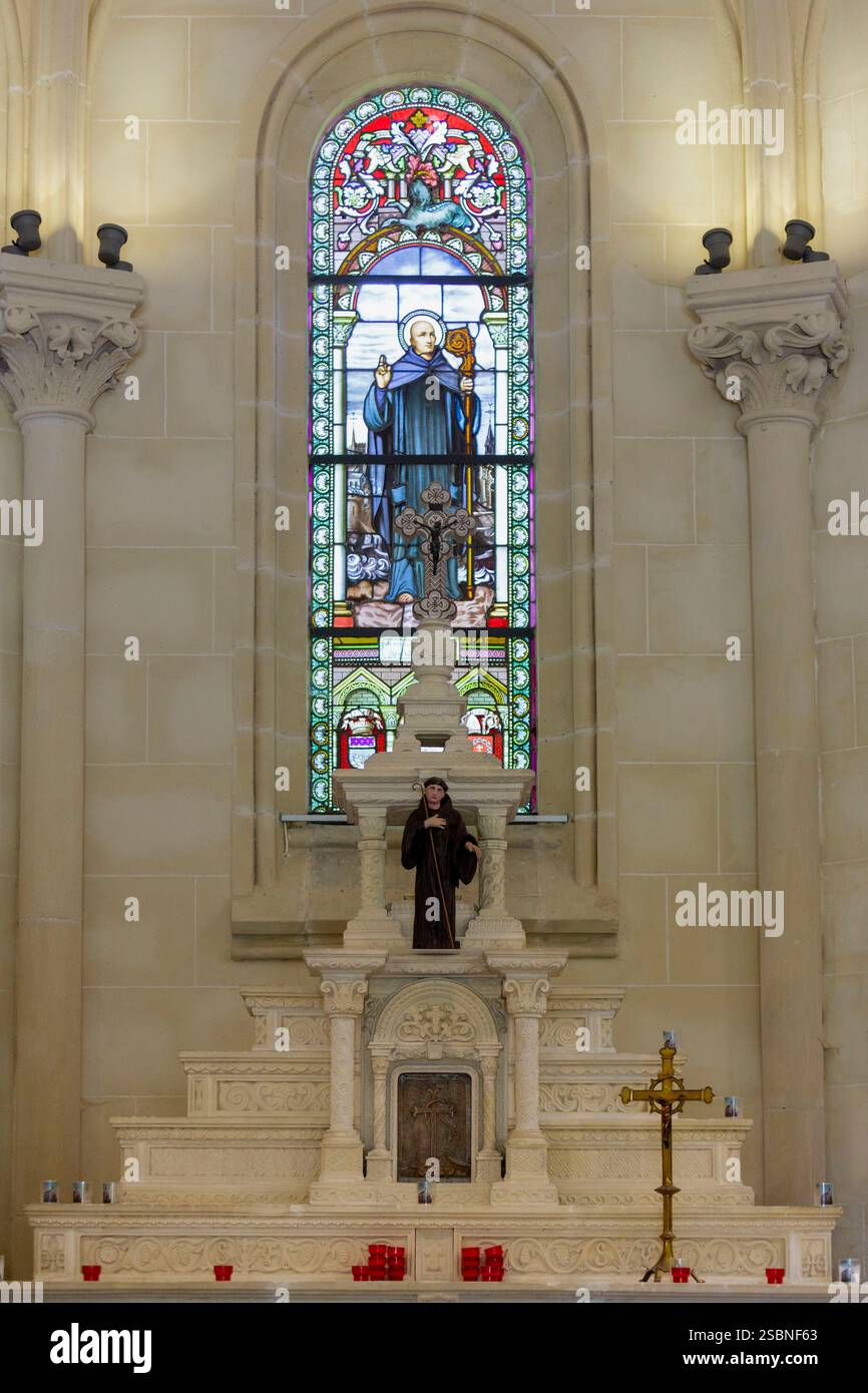 France, somme, Baie de somme, parc naturel régional Baie de somme Picardie maritime (parc naturel régional de la baie de somme Picardie, Saint Valéry sur somme, chapelle Saint Valéry également nommée chapelle des marins, reconstruite en 1878 en style néo gothique sous l'égide du Père Caron, prêtre et historien, vitrail représentant Saint Valéry, situé au Cap Hornu Banque D'Images