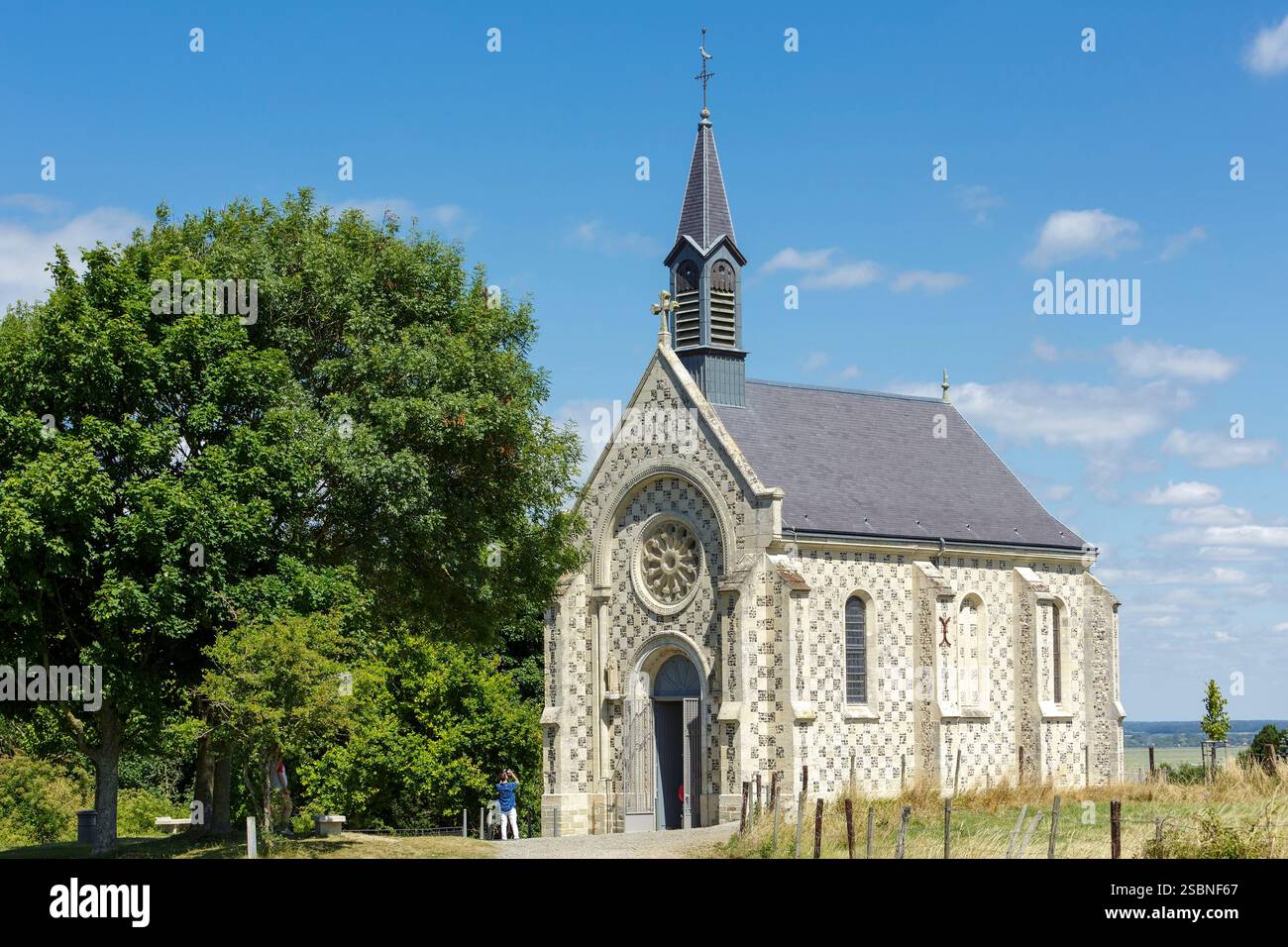 France, somme, Baie de somme, parc naturel régional Baie de somme Picardie maritime (parc naturel régional de la baie de somme Picardie, Saint Valéry sur somme, chapelle Saint Valéry également nommée chapelle des marins, reconstruite en 1878 en style néo-gothique sous l'égide du Père Caron, prêtre et historien, beffroi dirigé à la ssculpture d'une mouette à la place du coq commun, situé au Cap nu Horn Banque D'Images