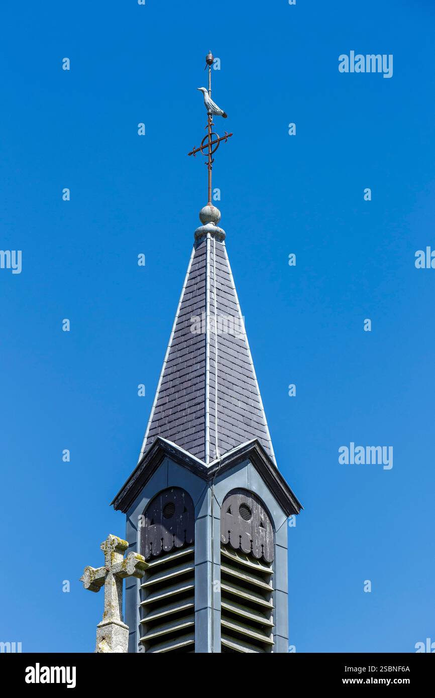 France, somme, Baie de somme, parc naturel régional Baie de somme Picardie maritime (parc naturel régional de la baie de somme Picardie, Saint Valéry sur somme, chapelle Saint Valéry également nommée chapelle des marins, reconstruite en 1878 en style néo-gothique sous l'égide du Père Caron, prêtre et historien, beffroi dirigé à la ssculpture d'une mouette à la place du coq commun, situé au Cap nu Horn Banque D'Images
