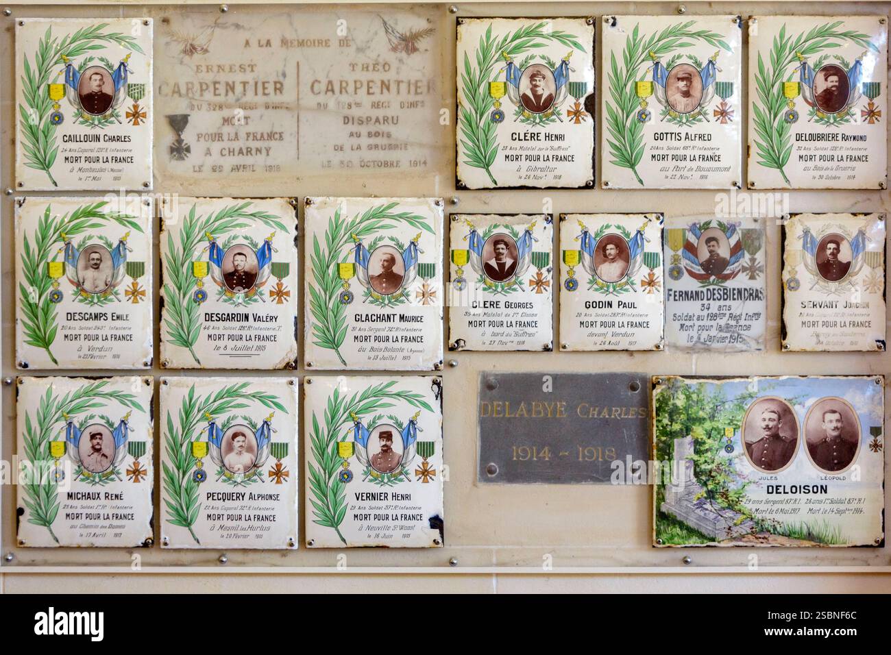 France, somme, Baie de somme, parc naturel régional Baie de somme Picardie maritime (parc naturel régional de la baie de somme Picardie, Saint Valéry sur somme, chapelle Saint Valéry également nommée chapelle des marins, reconstruite en 1878 en style néo-gothique sous l'égide du Père Caron, prêtre et historien, plaques dédiées aux soldats morts pendant la première Guerre mondiale, situées au Cap Hornu Banque D'Images