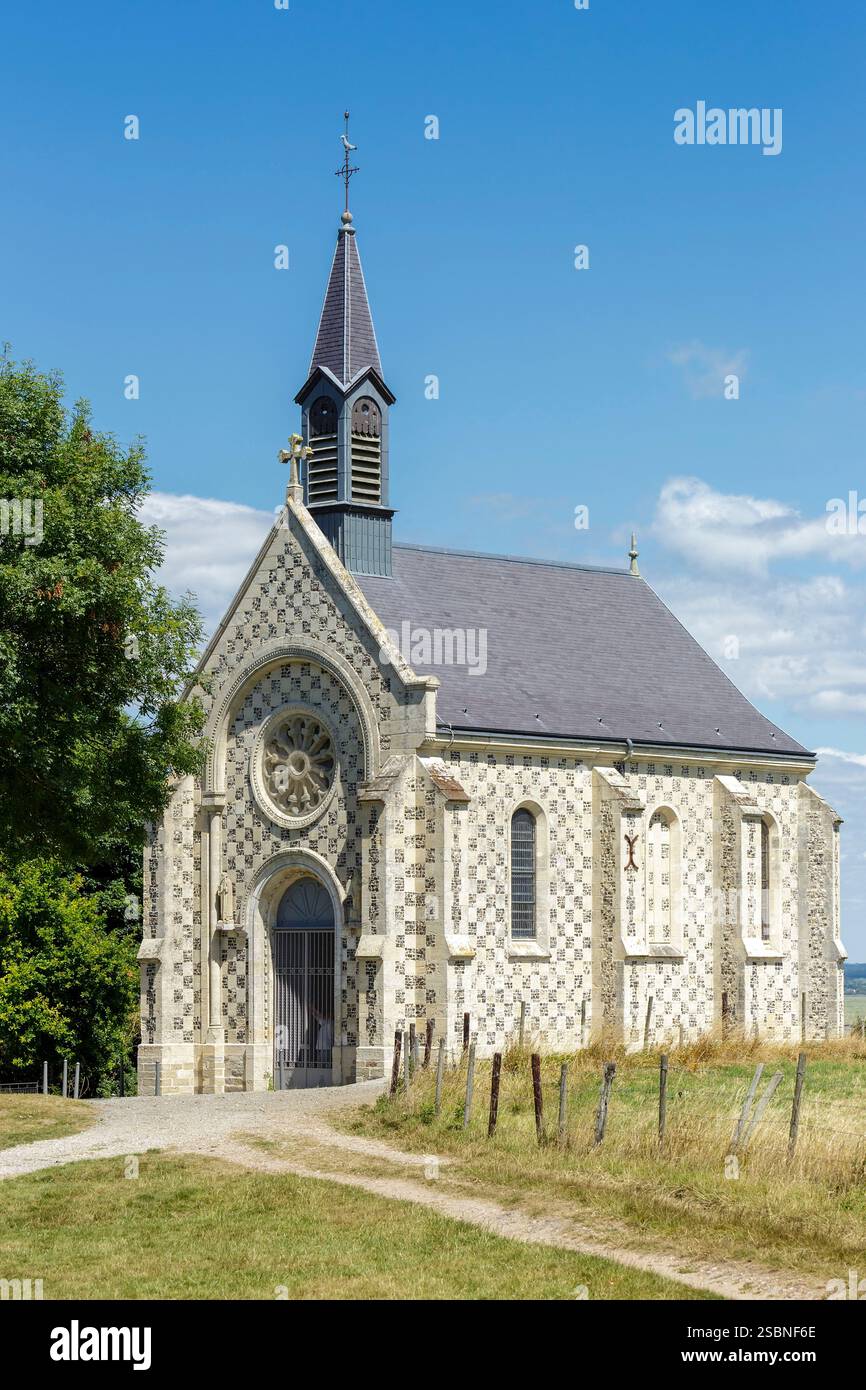 France, somme, Baie de somme, parc naturel régional Baie de somme Picardie maritime (parc naturel régional de la baie de somme Picardie, Saint Valéry sur somme, chapelle Saint Valéry également nommée chapelle des marins, reconstruite en 1878 en style néo-gothique sous l'égide du Père Caron, prêtre et historien, beffroi dirigé à la ssculpture d'une mouette à la place du coq commun, situé au Cap nu Horn Banque D'Images