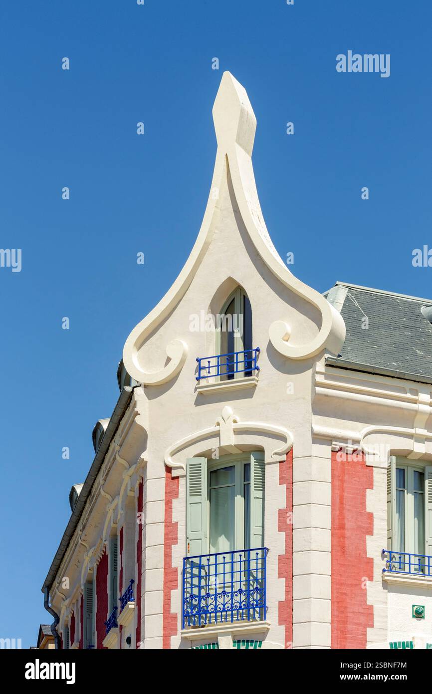 France, somme, Baie de somme, mers les bains, façade de la maison et immeuble d'appartements Jeannot construit entre 1906 et 1910 par l'architecte Jules Dupont construit dans différents styles patrimoine de l'époque où la mer et les bains de soleil ont commencé à devenir populaire dans les années 1860 et après dans le quartier balnéaire labellisé site patrimoinial remarquable, situé place du Marche à l'angle de la rue Marcel Hollville et Maurice Dupont Banque D'Images
