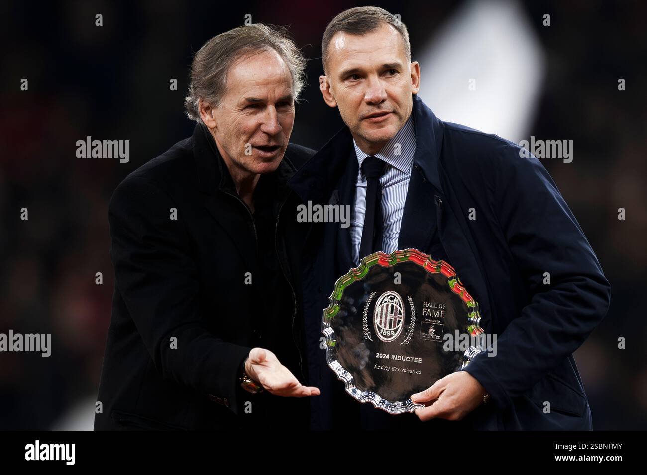 Milan, Italie. 2 février 2025. Andriy Shevchenko pose avec Franco Baresi avant le match de Serie A entre l'AC Milan et le FC Internazionale. Crédit : Nicolò Campo/Alamy Live News Banque D'Images