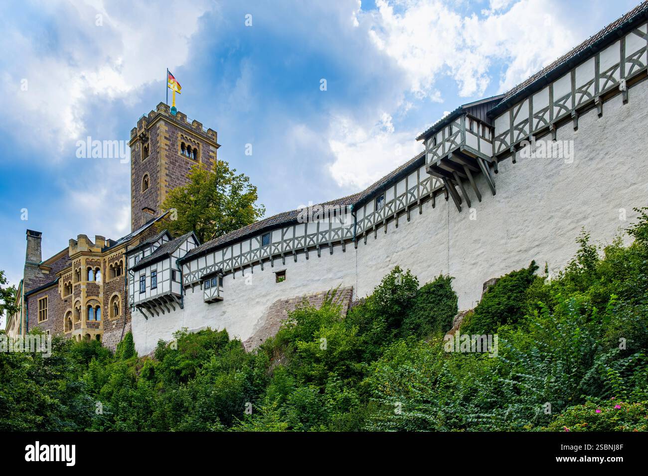 Vue pittoresque sur le château de Wartburg, inscrit sur la liste du patrimoine mondial de l'UNESCO depuis 1999, à Eisenach, Thuringe, Forêt de Thuringe, Allemagne. Banque D'Images