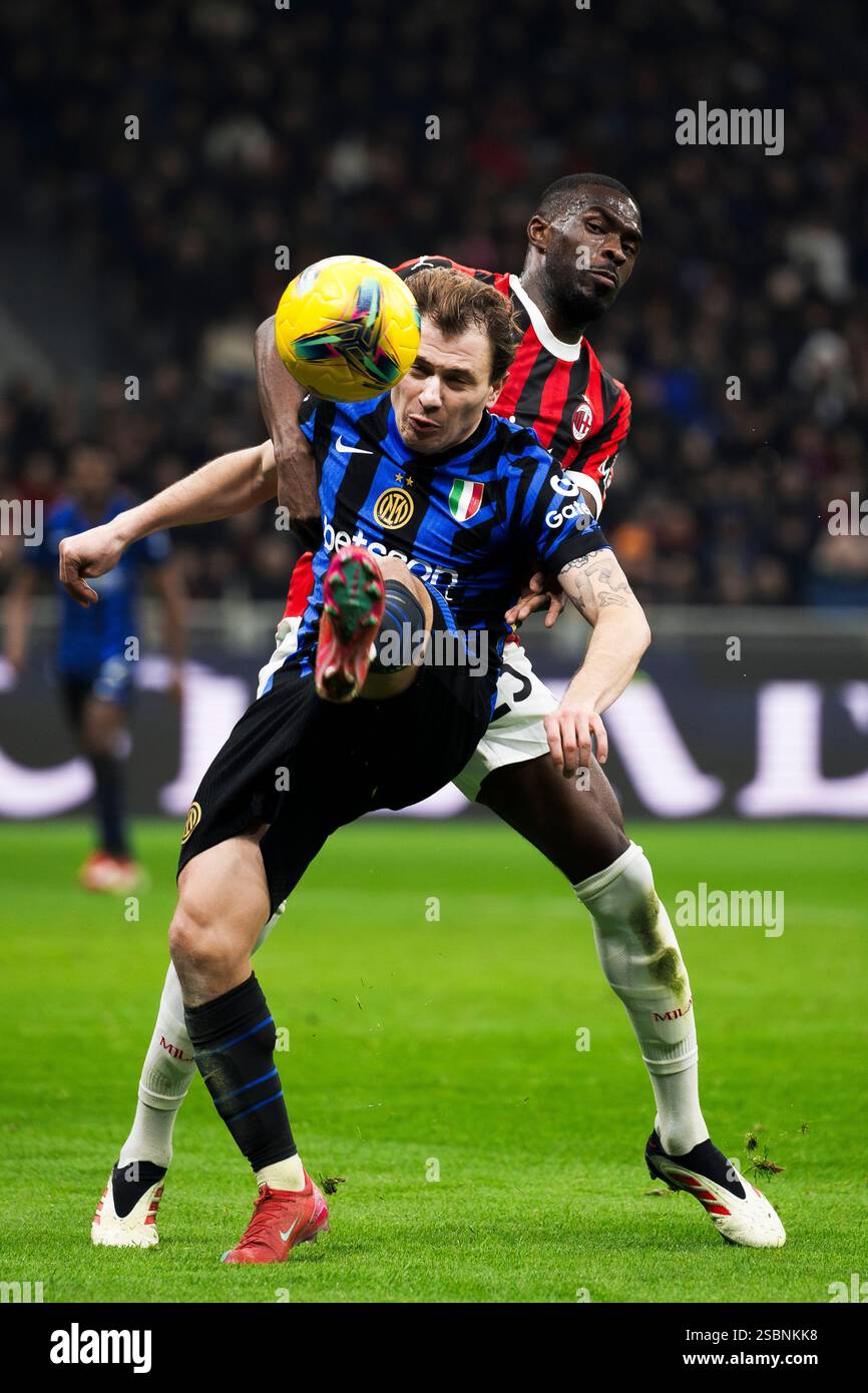 Milan, Italie. 2 février 2025. Nicolo Barella du FC Internazionale concourt pour le ballon avec Fikayo Tomori de l'AC Milan pendant le match de Serie A entre l'AC Milan et le FC Internazionale. Crédit : Nicolò Campo/Alamy Live News Banque D'Images