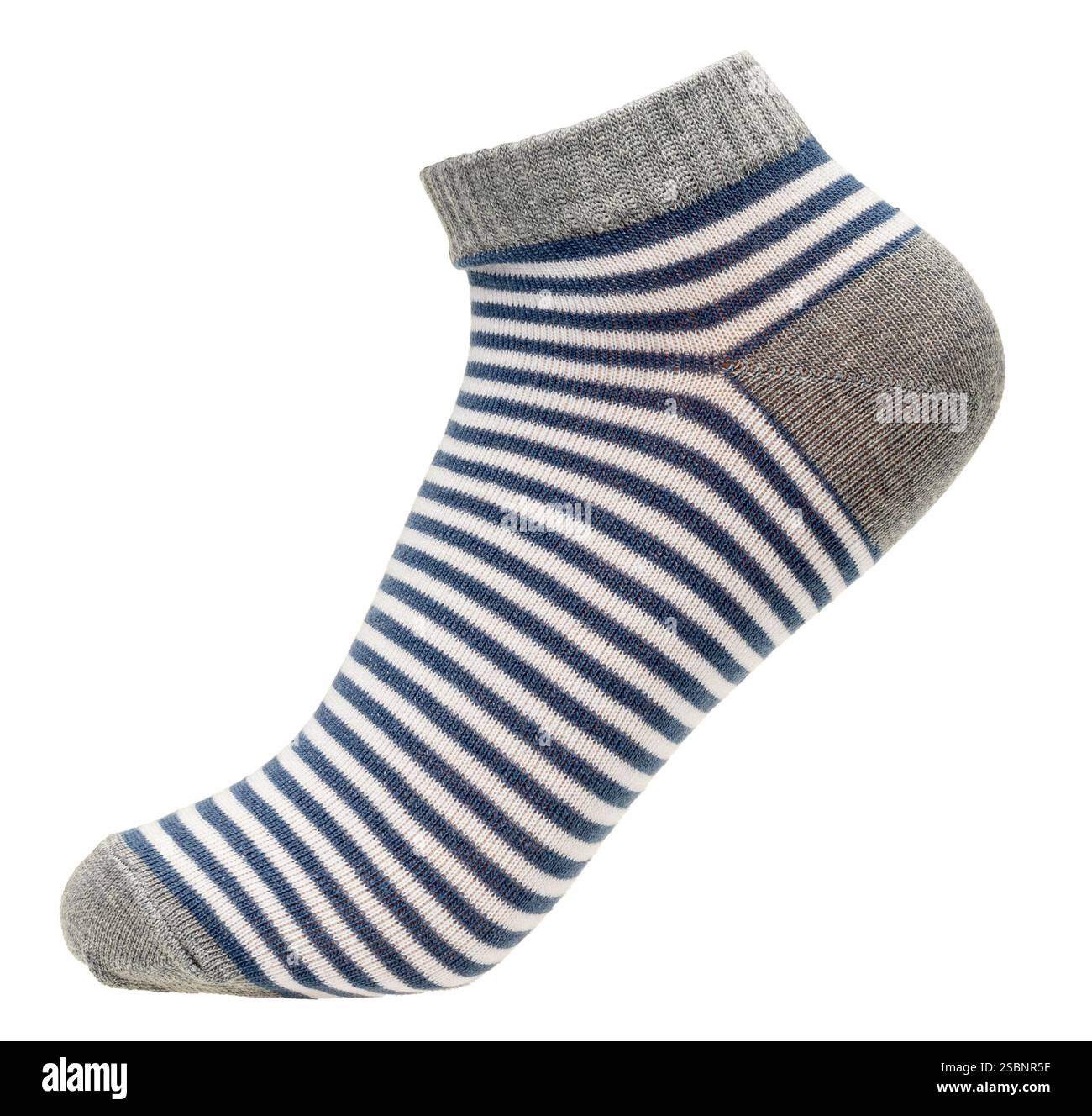 Chaussette de cheville coupe basse rayée bleue et blanche avec talon gris et manchette sur mannequin pied isolé sur fond blanc Banque D'Images