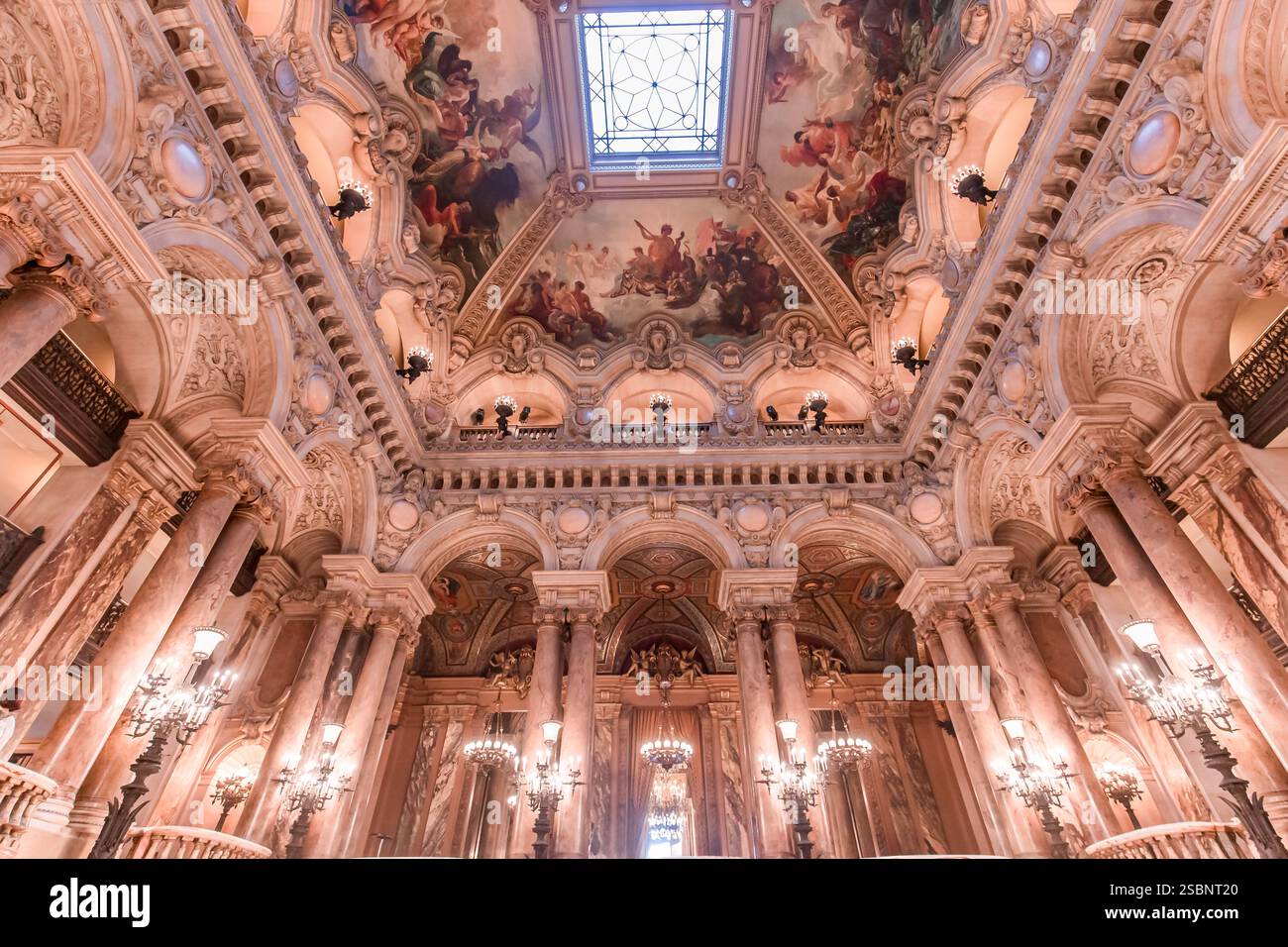 PARIS, FRANCE, 14 MARS 2017 : plafonds intérieurs des peintres Paul Baudry et Jules-Elie Delaunay au palais Garnier, Opéra de Paris, XIXe siècle Banque D'Images