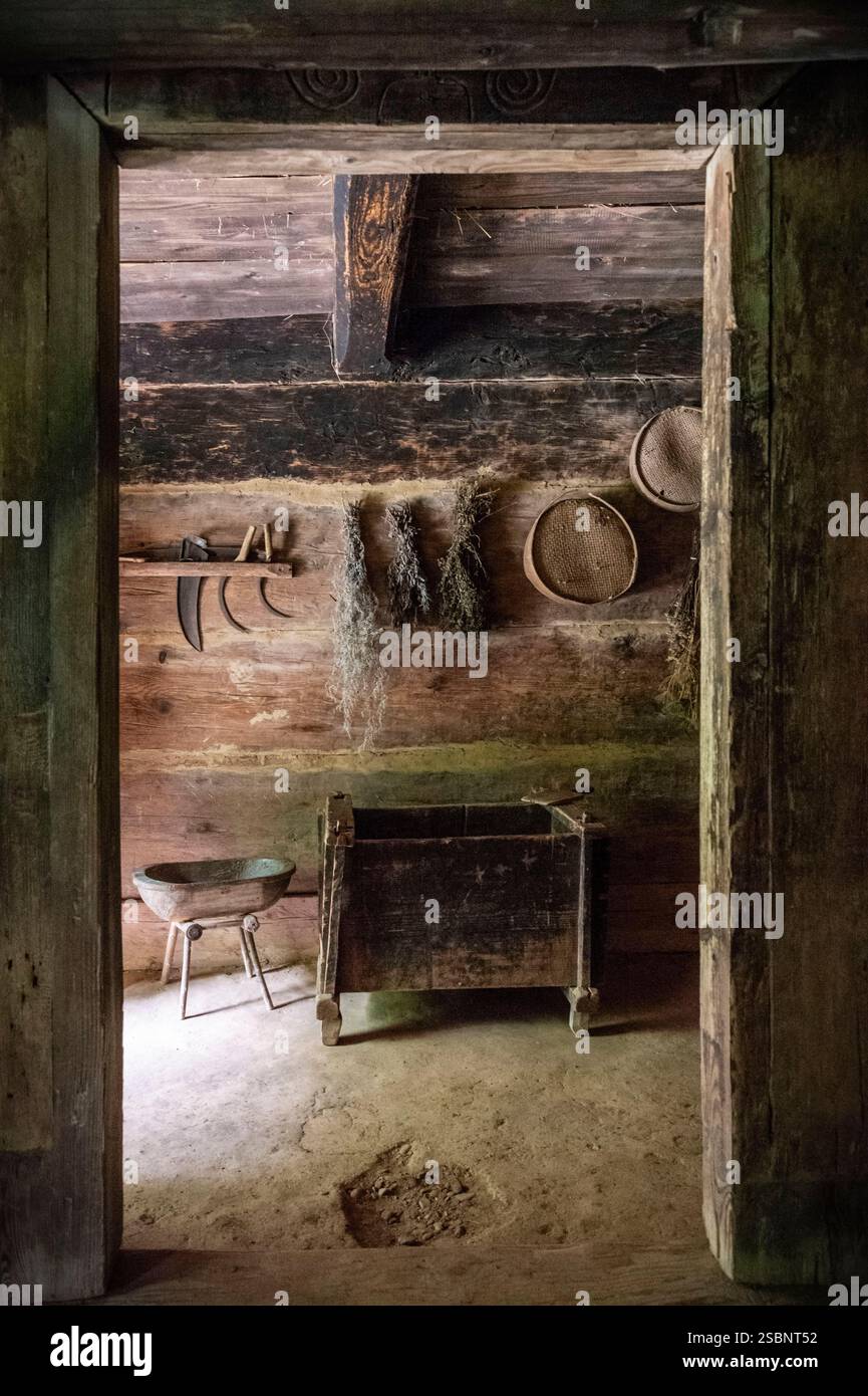Pologne, montagnes précarpathiques, Sanok Musée en plein air d'architecture populaire (écomusée), intérieur d'une ferme en bois datant de 1892 dans la région de Pogorzanie Wschodni Banque D'Images Pologne, montagnes précarpathiques, Sanok Musée en plein air d'architecture populaire (écomusée), intérieur d'une ferme en bois datant de 1892 dans la région de Pogorzanie Wschodni Banque D'Images