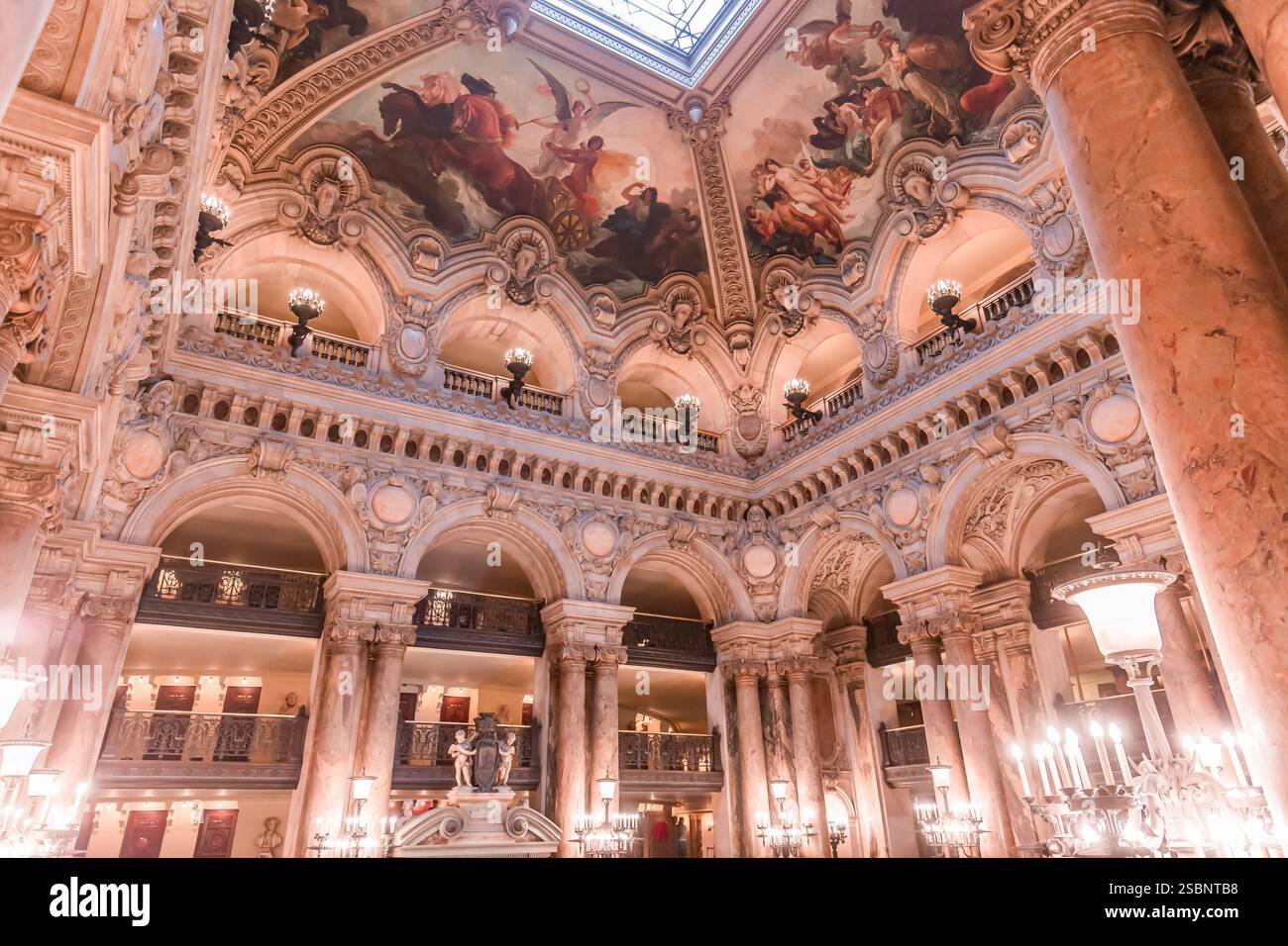 PARIS, FRANCE, 14 MARS 2017 : plafonds intérieurs des peintres Paul Baudry et Jules-Elie Delaunay au palais Garnier, Opéra de Paris, XIXe siècle Banque D'Images