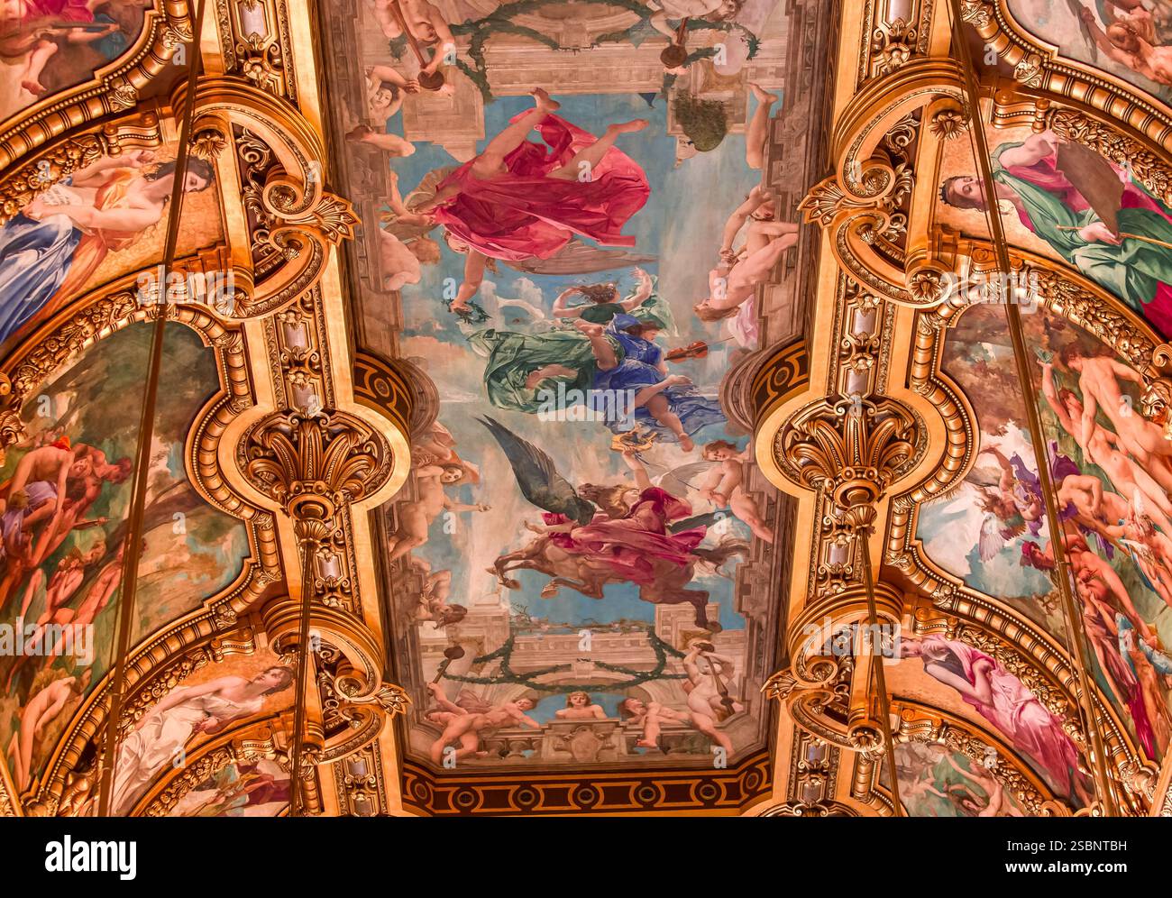 PARIS, FRANCE, 14 MARS 2017 : plafonds intérieurs des peintres Paul Baudry et Jules-Elie Delaunay au palais Garnier, Opéra de Paris, XIXe siècle Banque D'Images