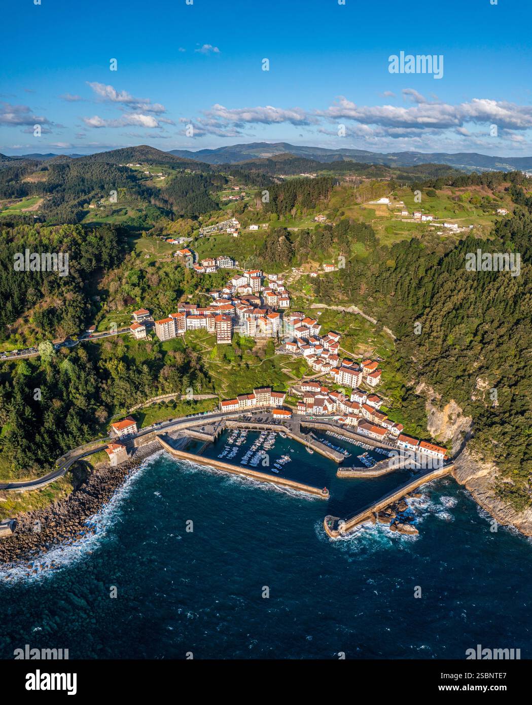 Espagne, pays Basque, Vizcaya, Elantxobe, escale sur le Camino del Norte, la route espagnole de pèlerinage à Saint-Jacques-de-Compostelle, site classé au patrimoine mondial de l'UNESCO (vue aérienne) Banque D'Images Espagne, pays Basque, Vizcaya, Elantxobe, escale sur le Camino del Norte, la route espagnole de pèlerinage à Saint-Jacques-de-Compostelle, site classé au patrimoine mondial de l'UNESCO (vue aérienne) Banque D'Images