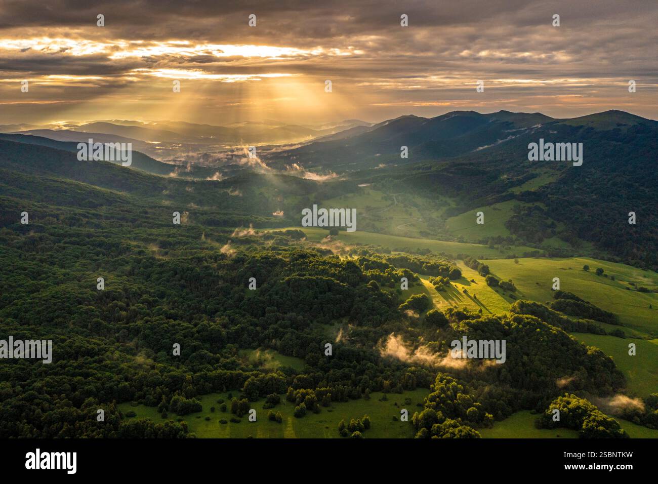 Pologne, Precarpates, Ustrzyki Górne, Parc National de Bieszczady, coucher de soleil sur la vallée d'Ustrzyki Górne, capitale touristique de la région des Precarpates à partir de laquelle de nombreuses explorations sont possibles, vue aérienne Banque D'Images Pologne, Precarpates, Ustrzyki Górne, Parc National de Bieszczady, coucher de soleil sur la vallée d'Ustrzyki Górne, capitale touristique de la région des Precarpates à partir de laquelle de nombreuses explorations sont possibles, vue aérienne Banque D'Images