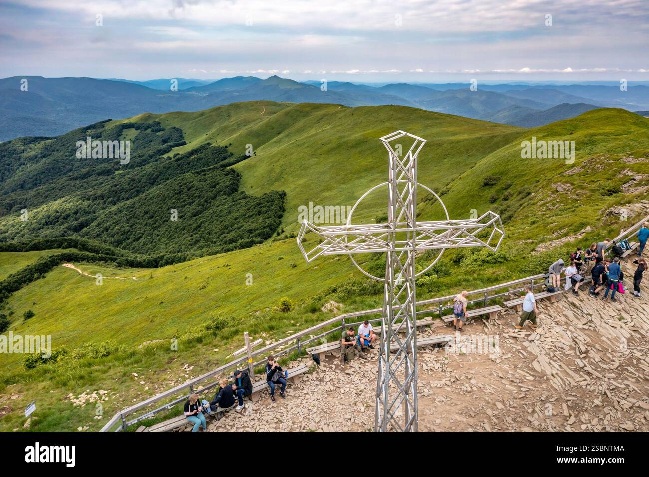 Pologne, Précarpates, Ustrzyki Górne, Parc National de Bieszczady, randonnée sur le mont Tarnica, le point culminant de la Bieszczady polonaise avec ses 1346 mètres d'altitude, montagnes et vallées de l'Ukraine en arrière-plan, vue aérienne Banque D'Images Pologne, Précarpates, Ustrzyki Górne, Parc National de Bieszczady, randonnée sur le mont Tarnica, le point culminant de la Bieszczady polonaise avec ses 1346 mètres d'altitude, montagnes et vallées de l'Ukraine en arrière-plan, vue aérienne Banque D'Images