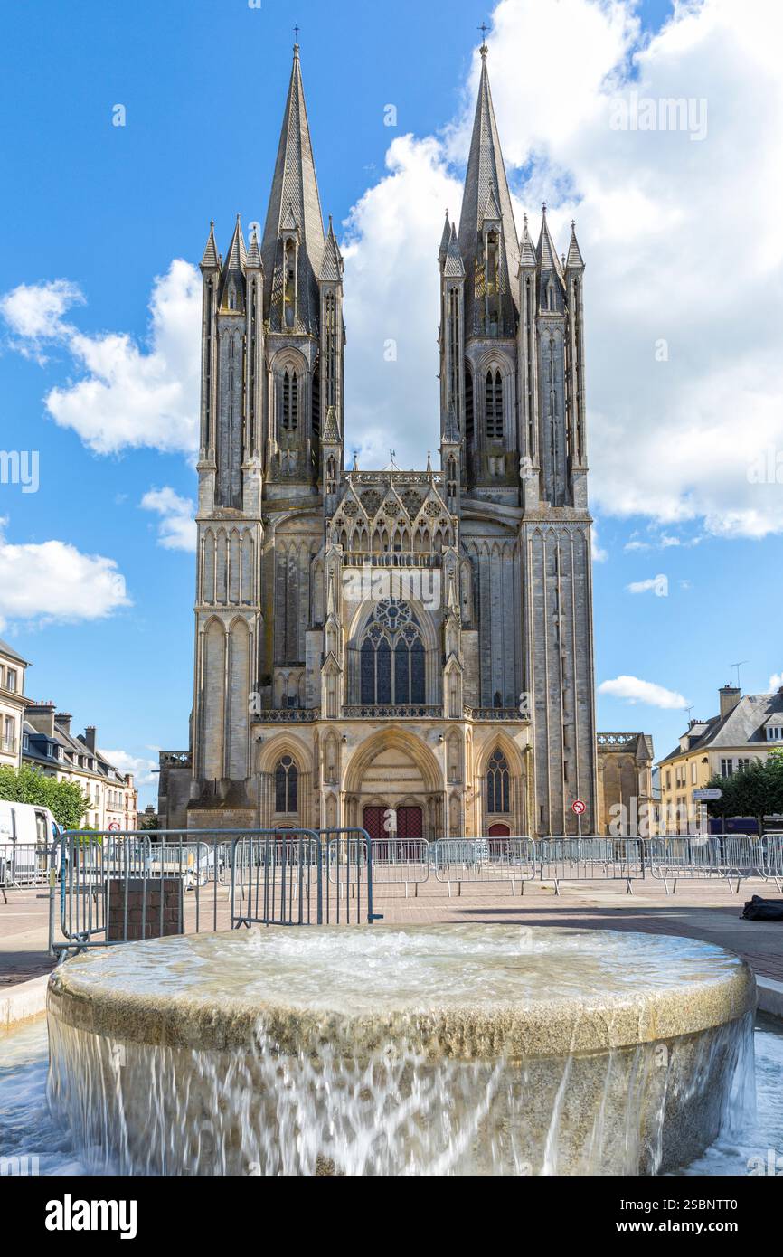 Cathédrale notre-Dame du 13ème siècle au coeur de la ville de Coutances, Normandie, France Banque D'Images
