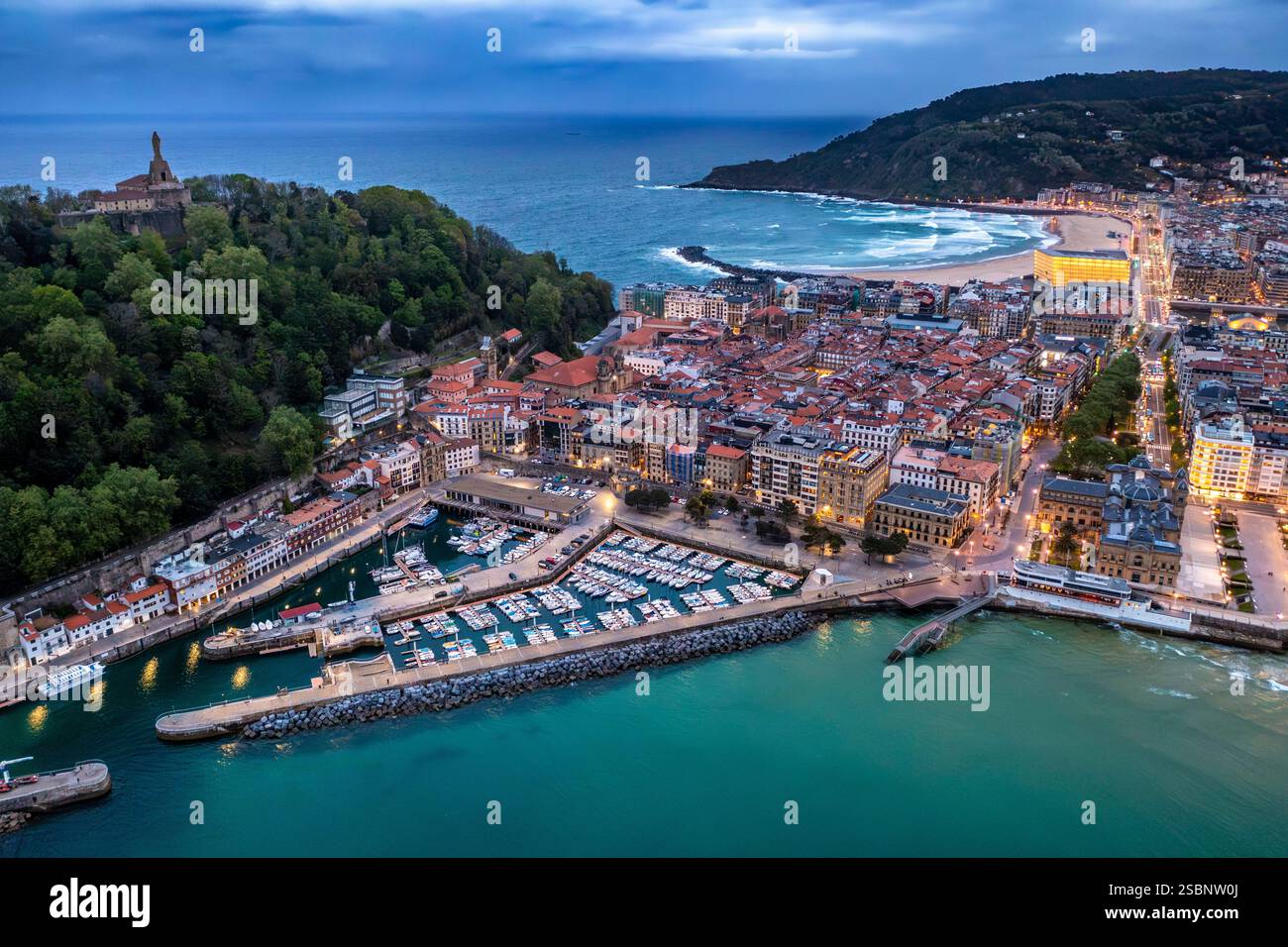 Espagne, province de Guipuscoa (Gipuzkoa), Saint-Sébastien, escale sur le Camino del Norte, la route espagnole de pèlerinage à Saint-Jacques-de-Compostelle, un site du patrimoine mondial de l'UNESCO, petit port de pêche dans la baie de la Concha au crépuscule, vue aérienne Banque D'Images Espagne, province de Guipuscoa (Gipuzkoa), Saint-Sébastien, escale sur le Camino del Norte, la route espagnole de pèlerinage à Saint-Jacques-de-Compostelle, un site du patrimoine mondial de l'UNESCO, petit port de pêche dans la baie de la Concha au crépuscule, vue aérienne Banque D'Images