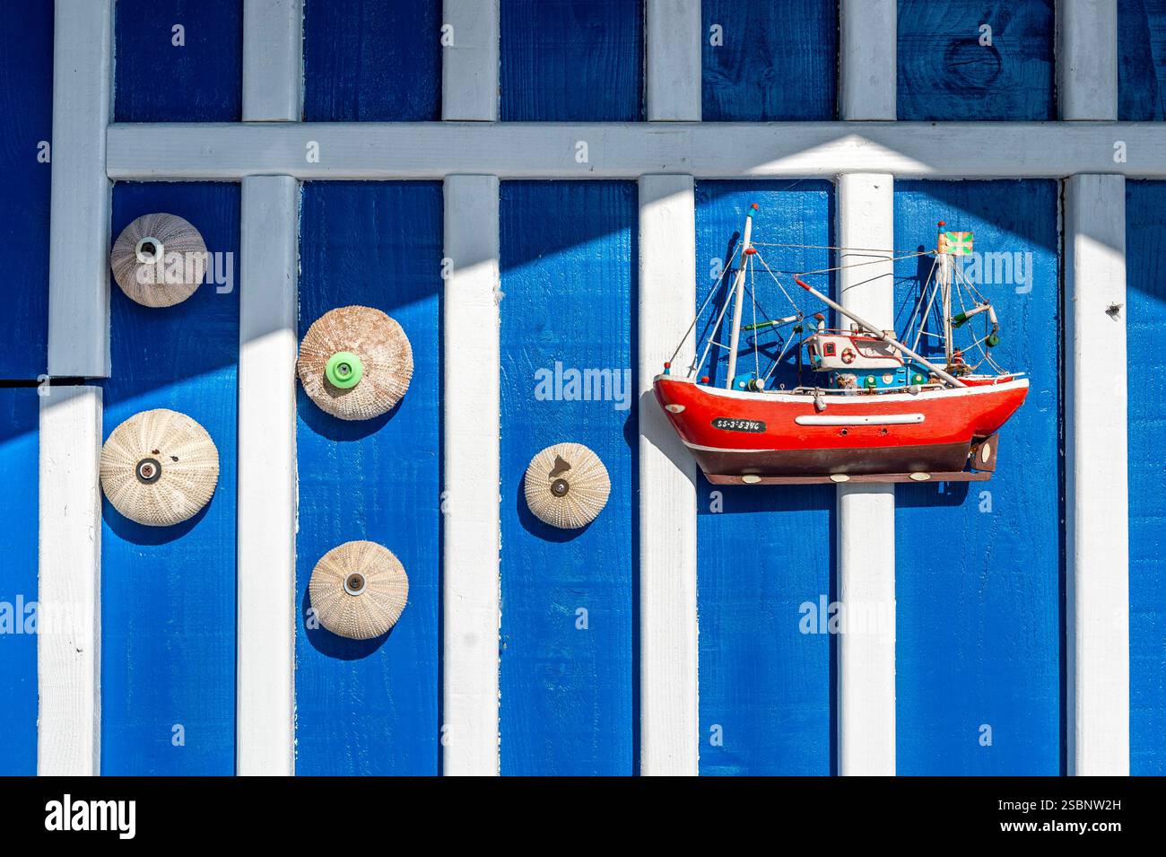 Espagne, pays Basque, Guipuzcoa, Mutriku, décoration basée sur des tests d'oursins et un modèle de chalutier sur une cabane de pêcheur Banque D'Images Espagne, pays Basque, Guipuzcoa, Mutriku, décoration basée sur des tests d'oursins et un modèle de chalutier sur une cabane de pêcheur Banque D'Images