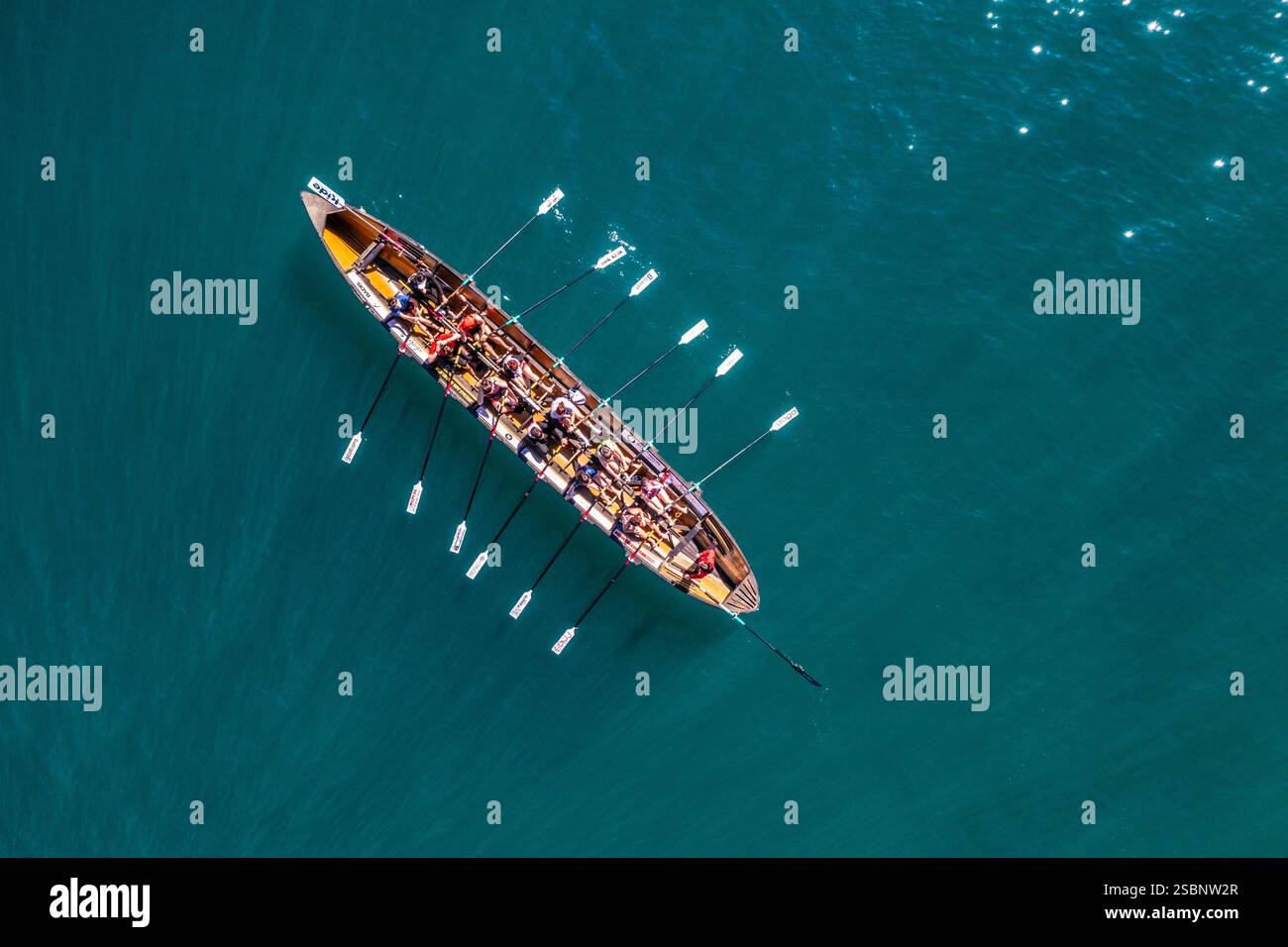 Espagne, pays Basque, Guipuzcoa, Ondarroa, entraînement de l'équipage sur un trainera ou un drag boat, qui est un bateau de pêche transformé en bateau de sport sur lequel courir Banque D'Images